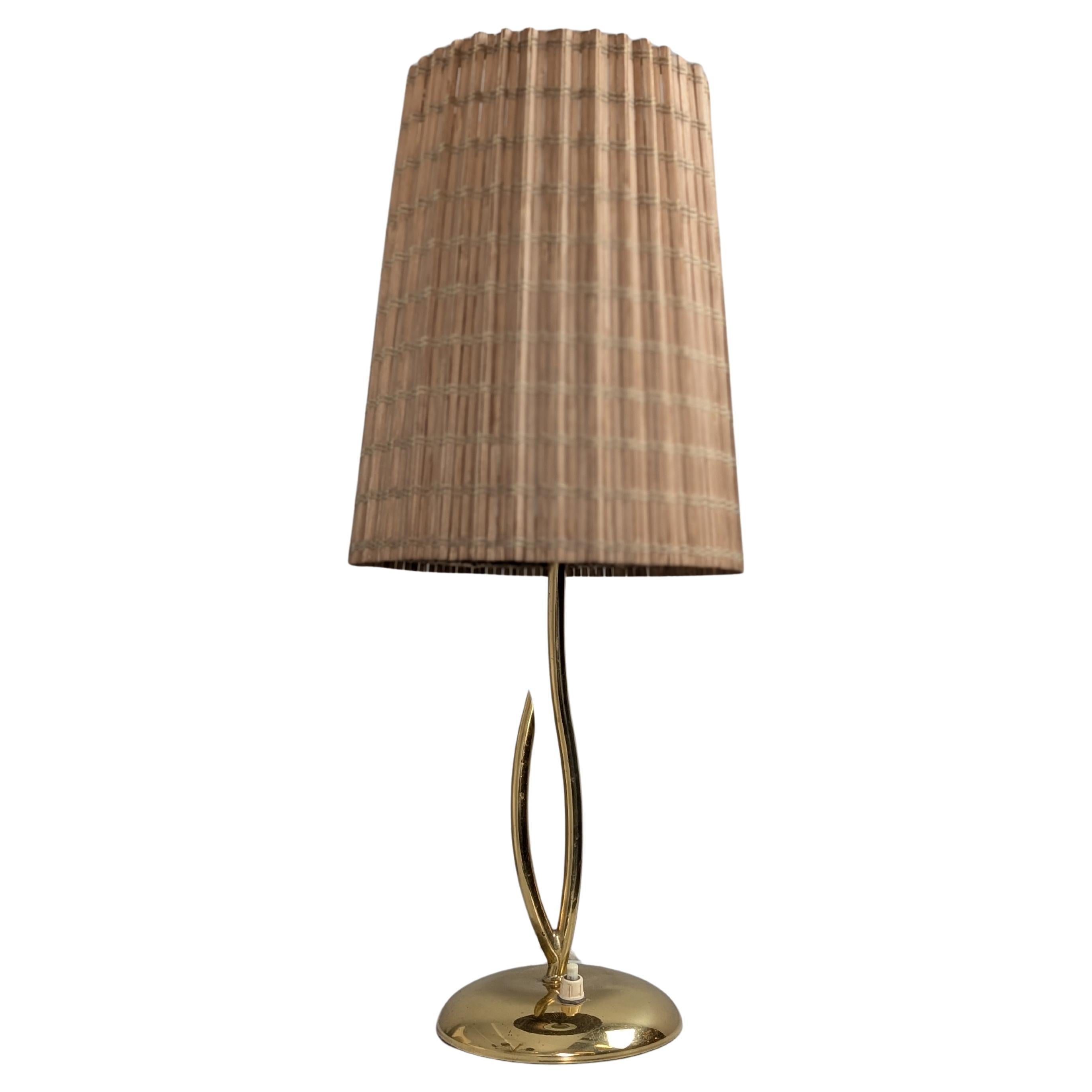 Moderne Valinte-Tischlampe aus Messing und Rattan-Schirm, Finnland 1950er Jahre
