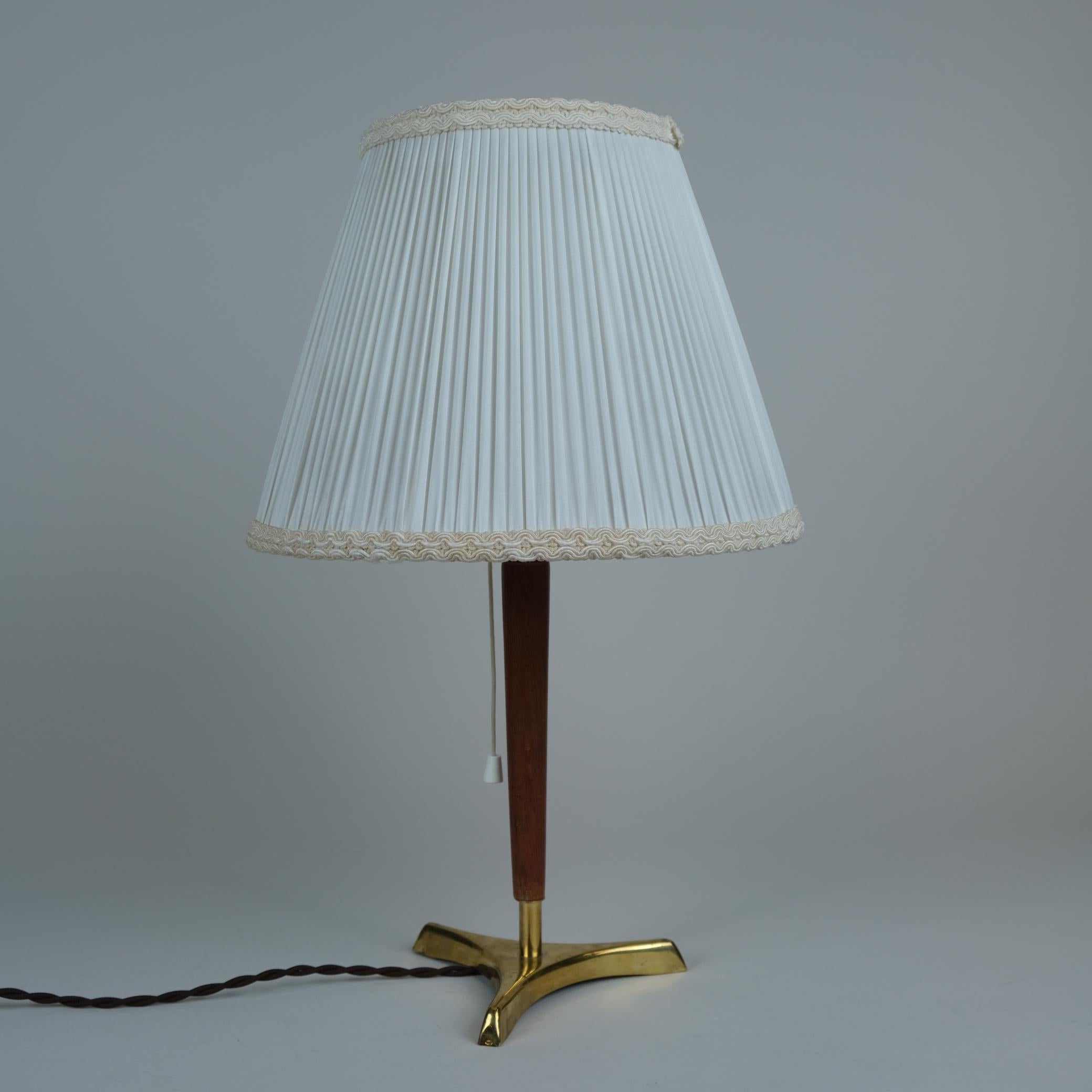 Lámpara de mesa Valinte, moderna de mediados de siglo, teca, latón y pantalla de seda, Finlandia Años 60 en venta 6