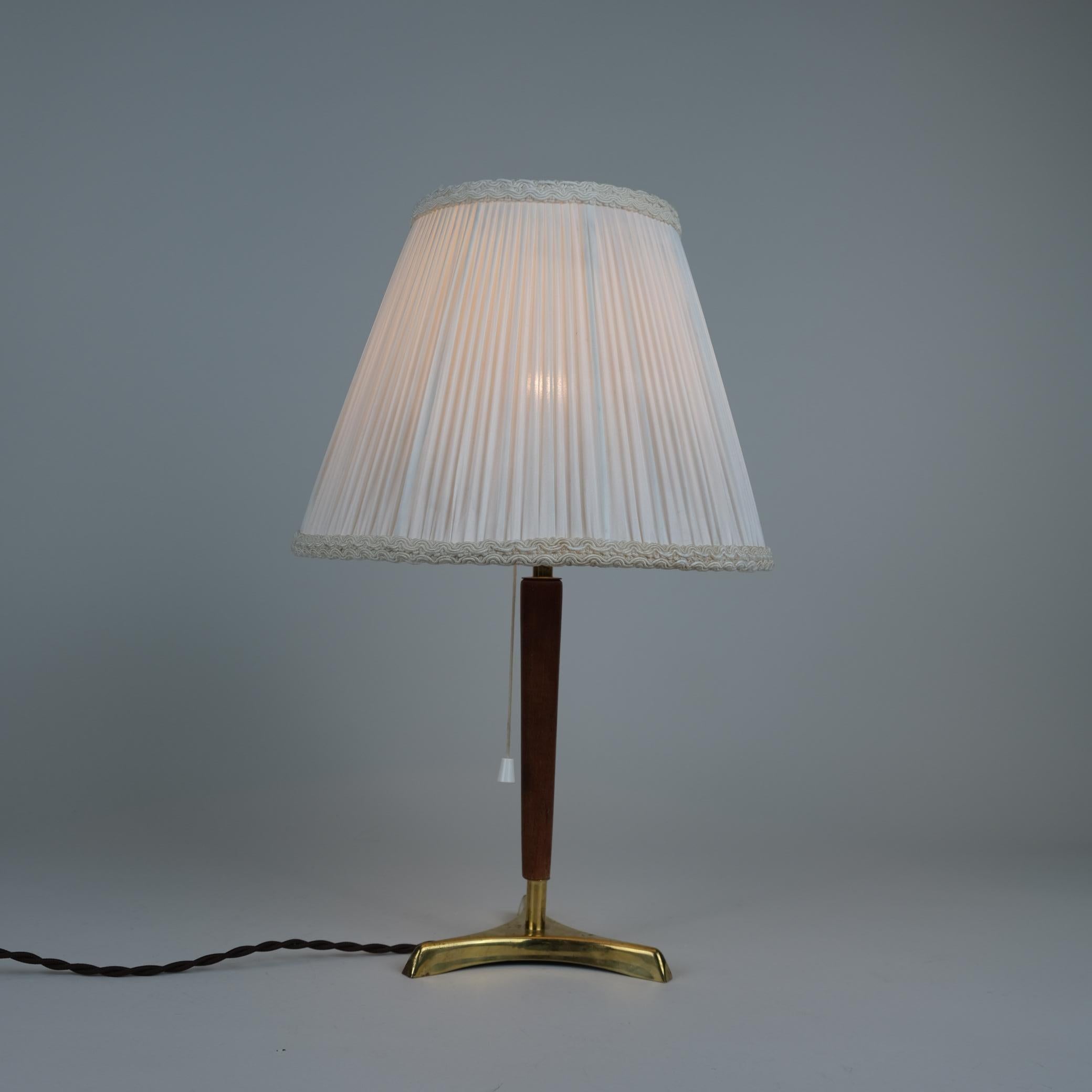 Lámpara de mesa Valinte, moderna de mediados de siglo, teca, latón y pantalla de seda, Finlandia Años 60 en venta 7