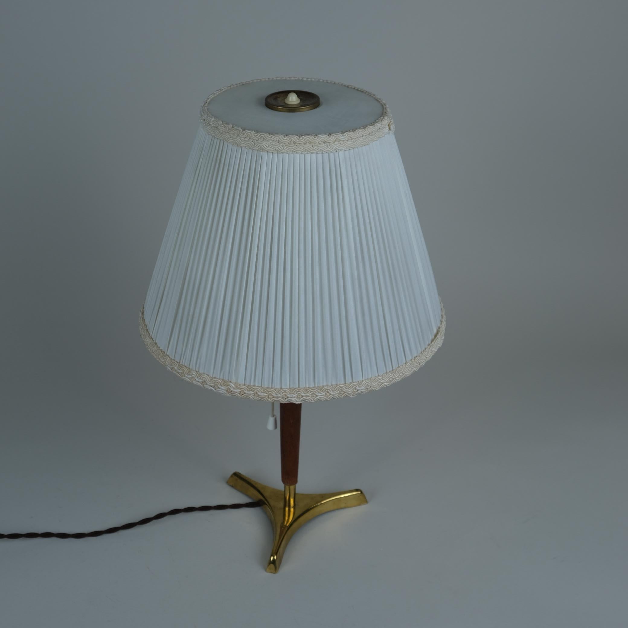 Lámpara de mesa Valinte, moderna de mediados de siglo, teca, latón y pantalla de seda, Finlandia Años 60 Finlandés en venta