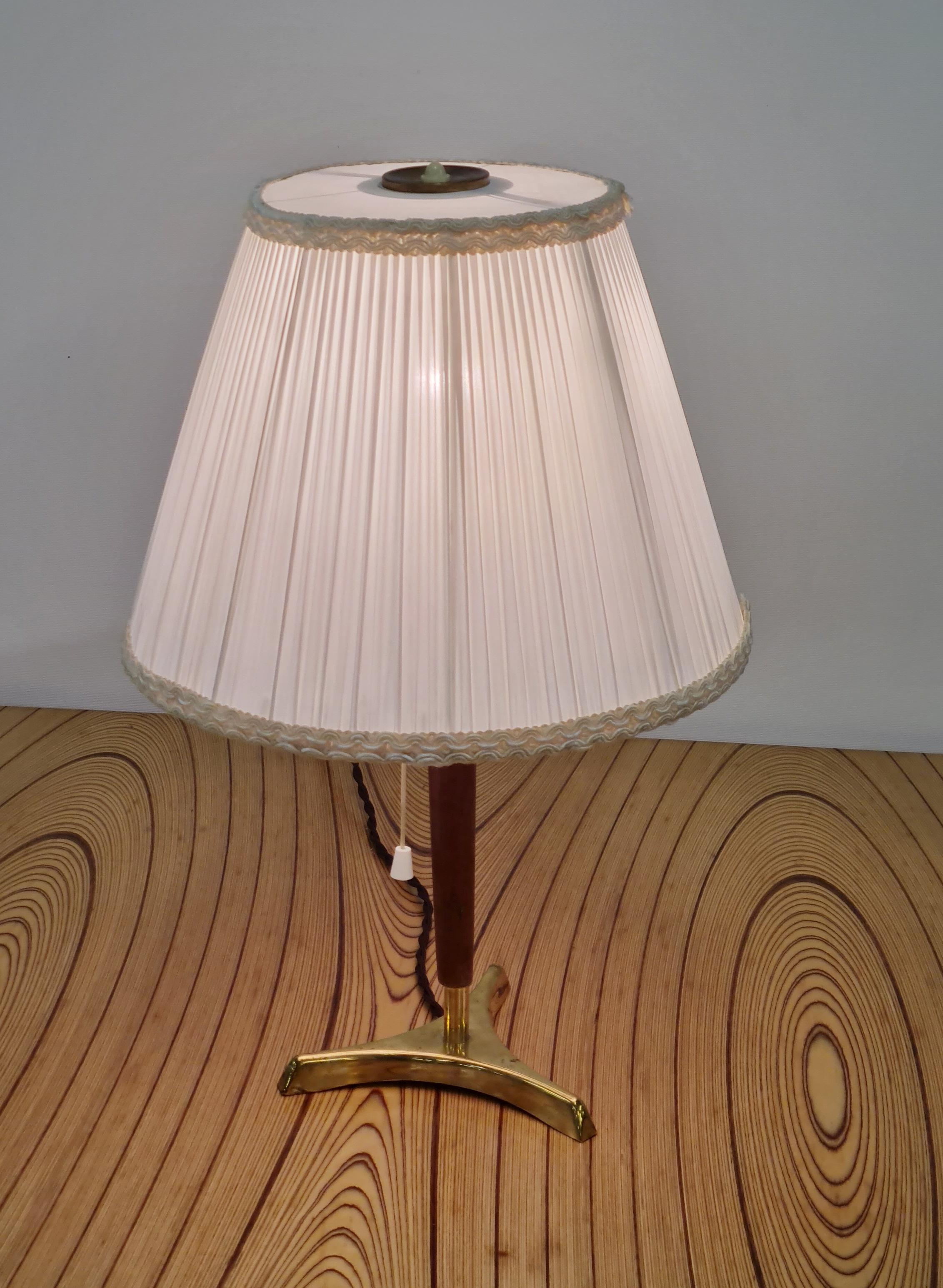 Lámpara de mesa Valinte, moderna de mediados de siglo, teca, latón y pantalla de seda, Finlandia Años 60 en venta 4