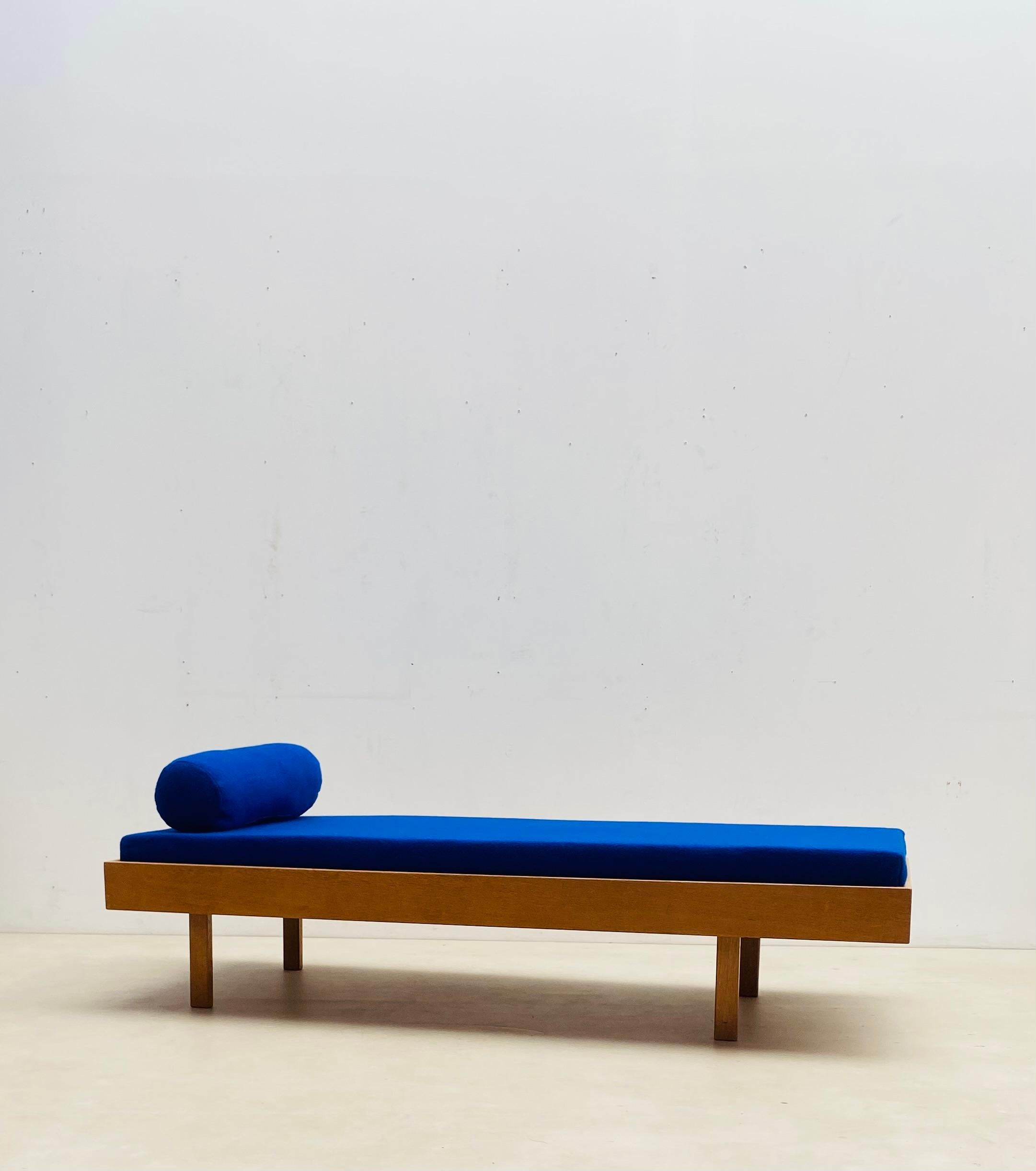 Mid-20th Century Mid-Century Modern Van Den Berghe Pauvers daybed by Jos De Mey, 1963 For Sale