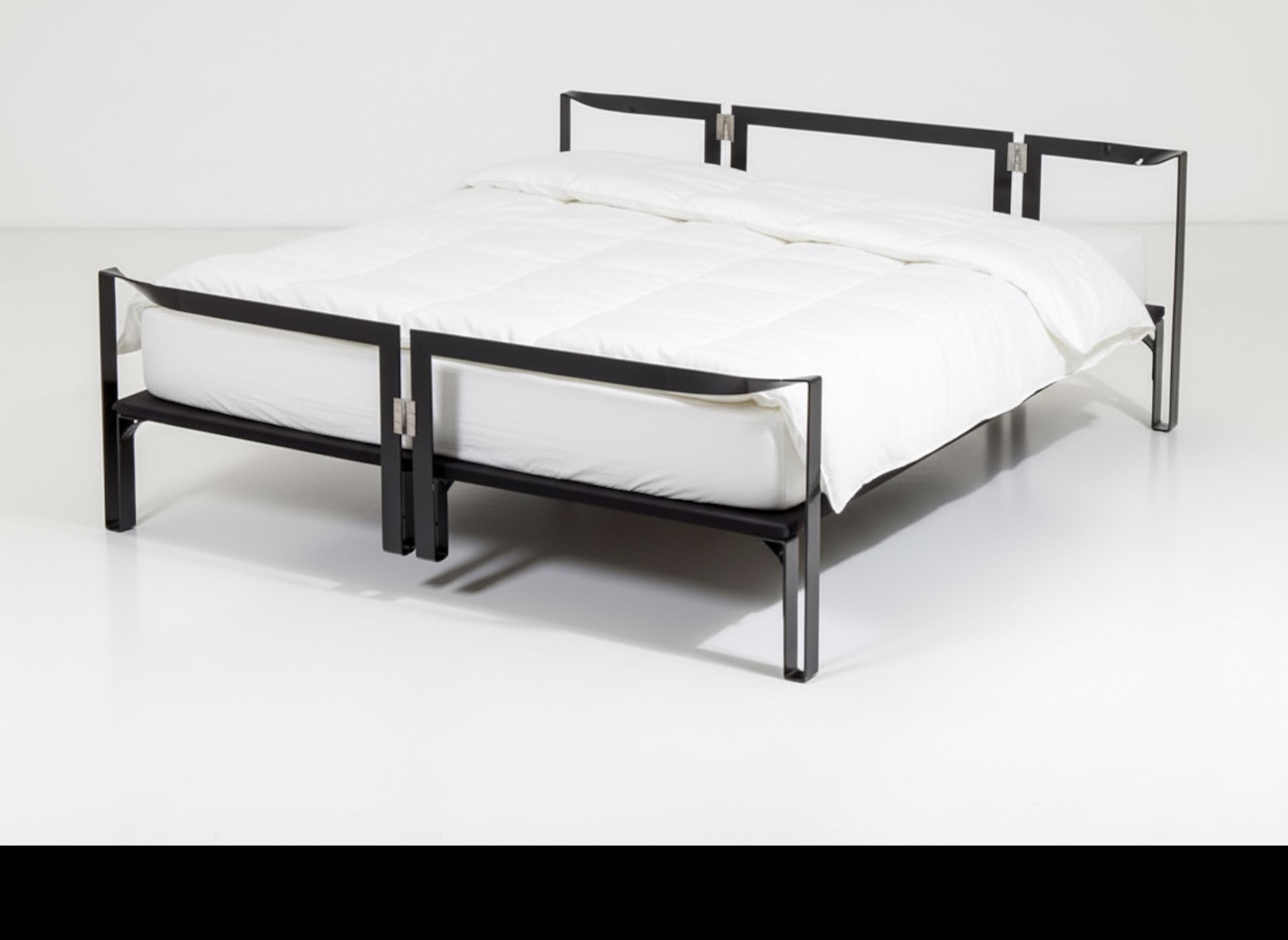 Le lit Vanessa, conçu par le célèbre architecte et designer italien Tobia Scarpa vers 1959 et produit à l'origine pour Gavina (et plus tard par Simon by Cassina), est une icône du design moderniste italien des années 1950 et 1960. Ce lit représente