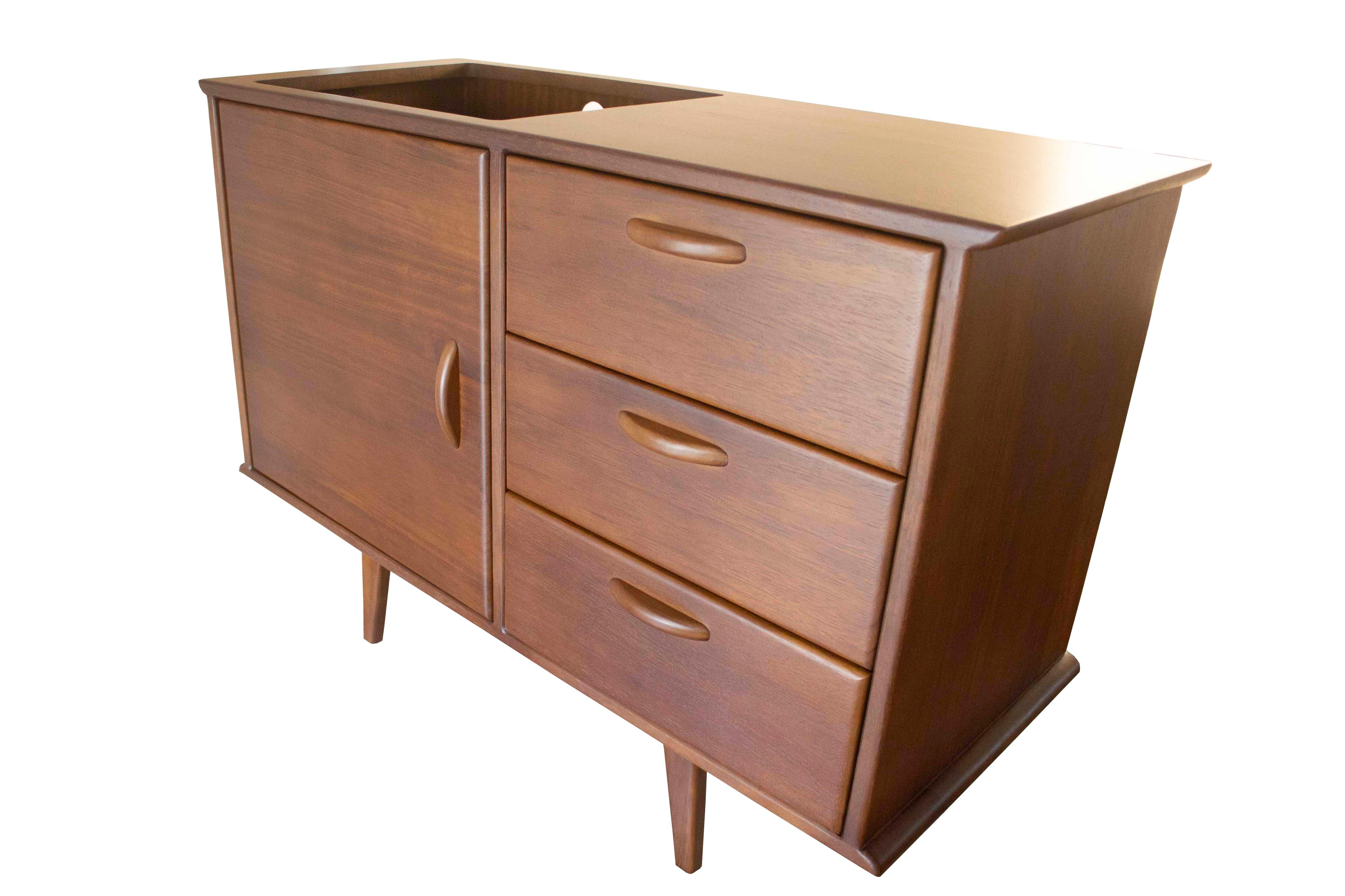 Mobile da toilette moderno di metà secolo in teak africano massiccio, finitura tinta noce
Radicato nell'epoca d'oro del modernismo scandinavo e americano, questo mobiletto da toilette della metà del secolo scorso, realizzato a mano, trasmette la