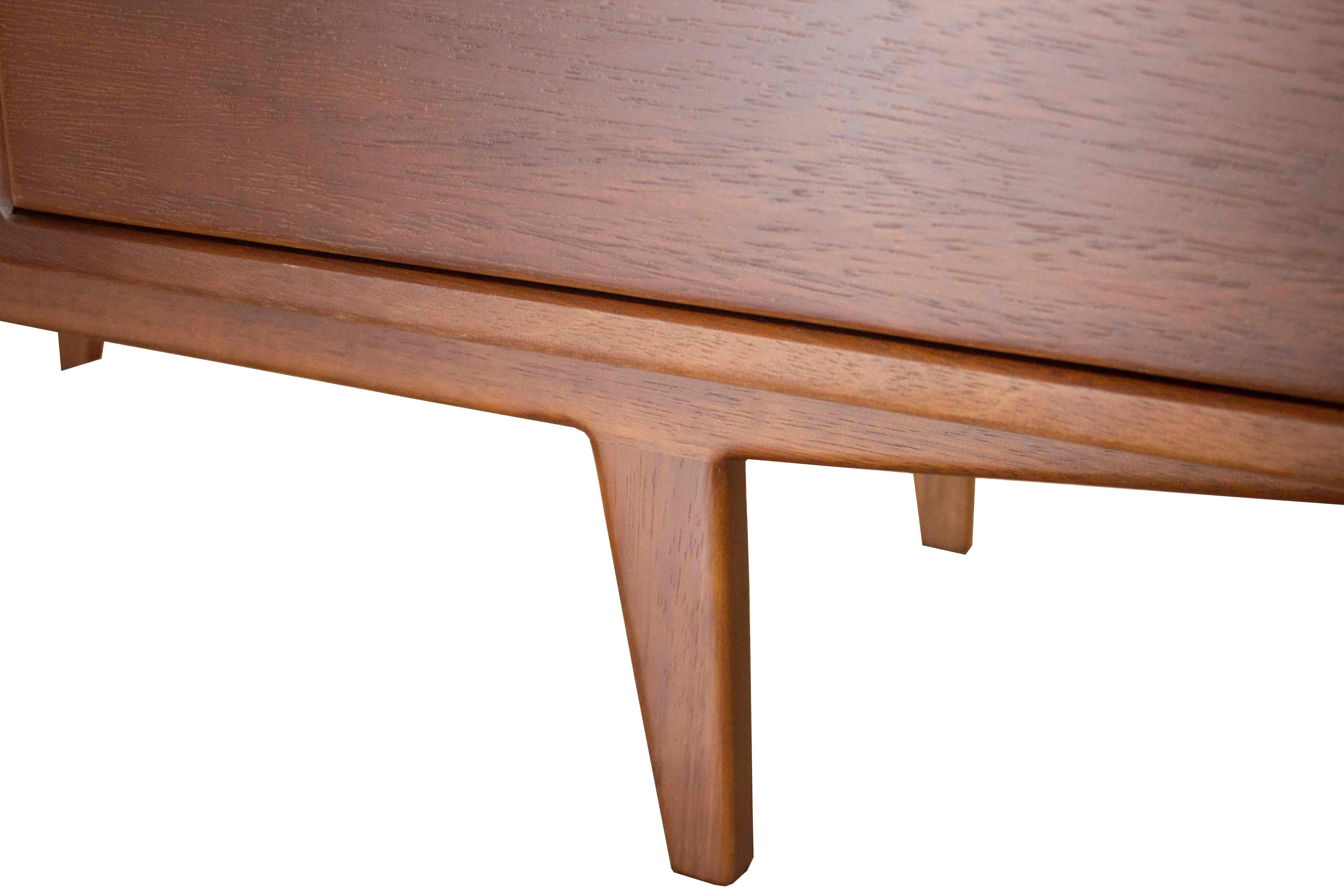 Mid-Century moderno Mobile da toilette moderno di metà secolo in legno massiccio di teak africano, realizzato a mano in vendita