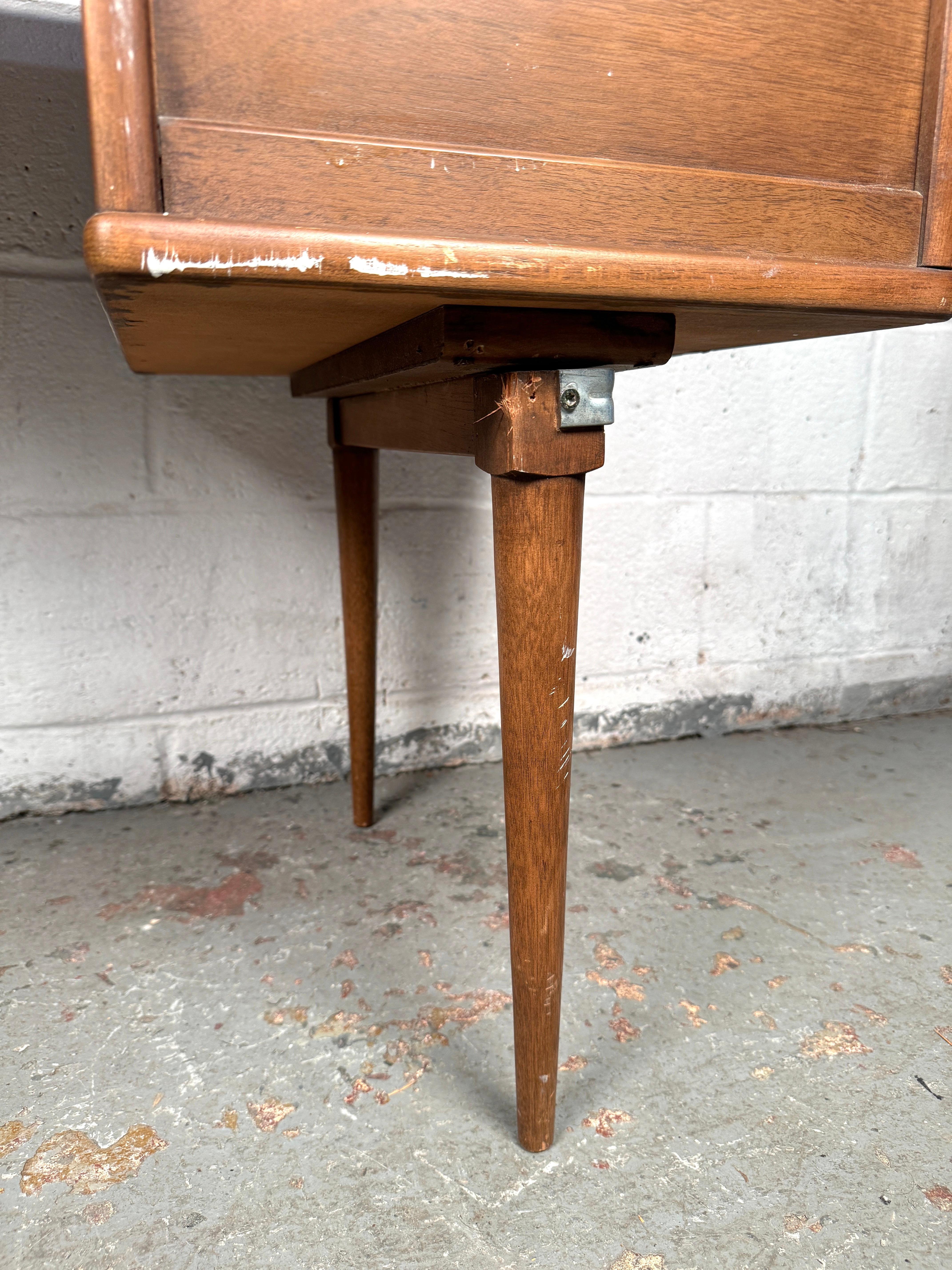 Bureau de toilette moderne du milieu du siècle  par Broyhill en vente 6