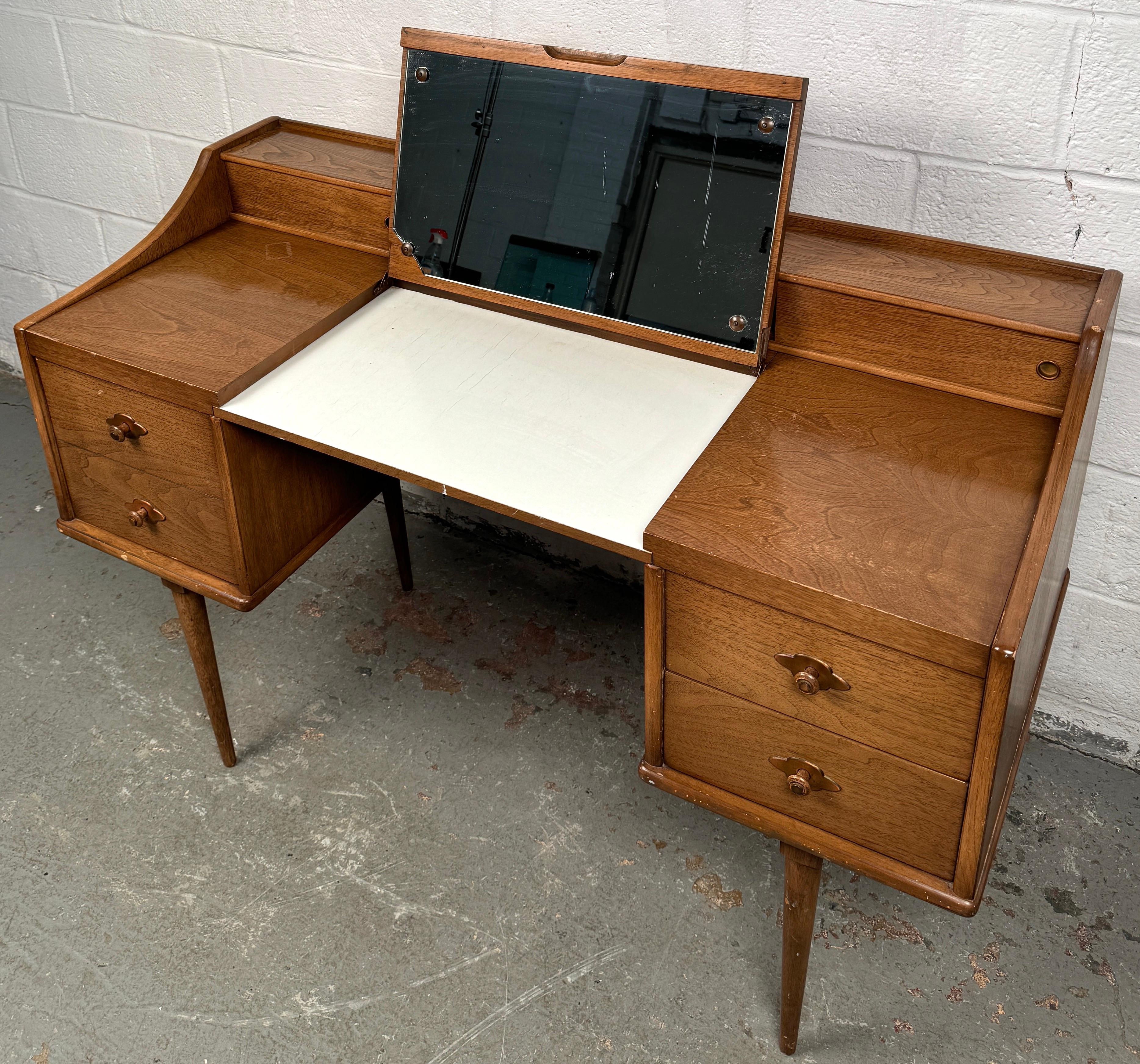 Bureau de toilette moderne du milieu du siècle  par Broyhill en vente 8