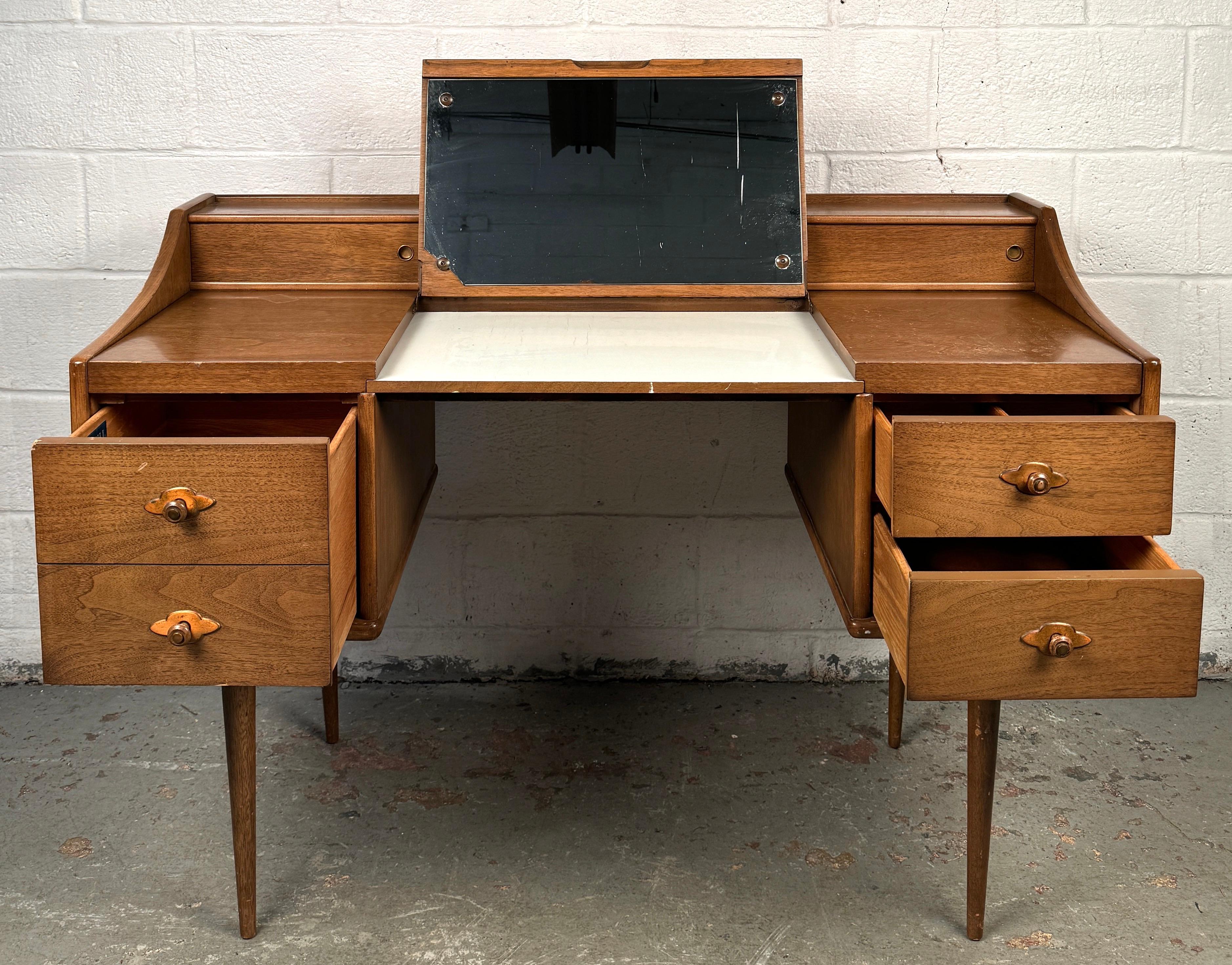 Bureau de toilette moderne du milieu du siècle  par Broyhill en vente 9