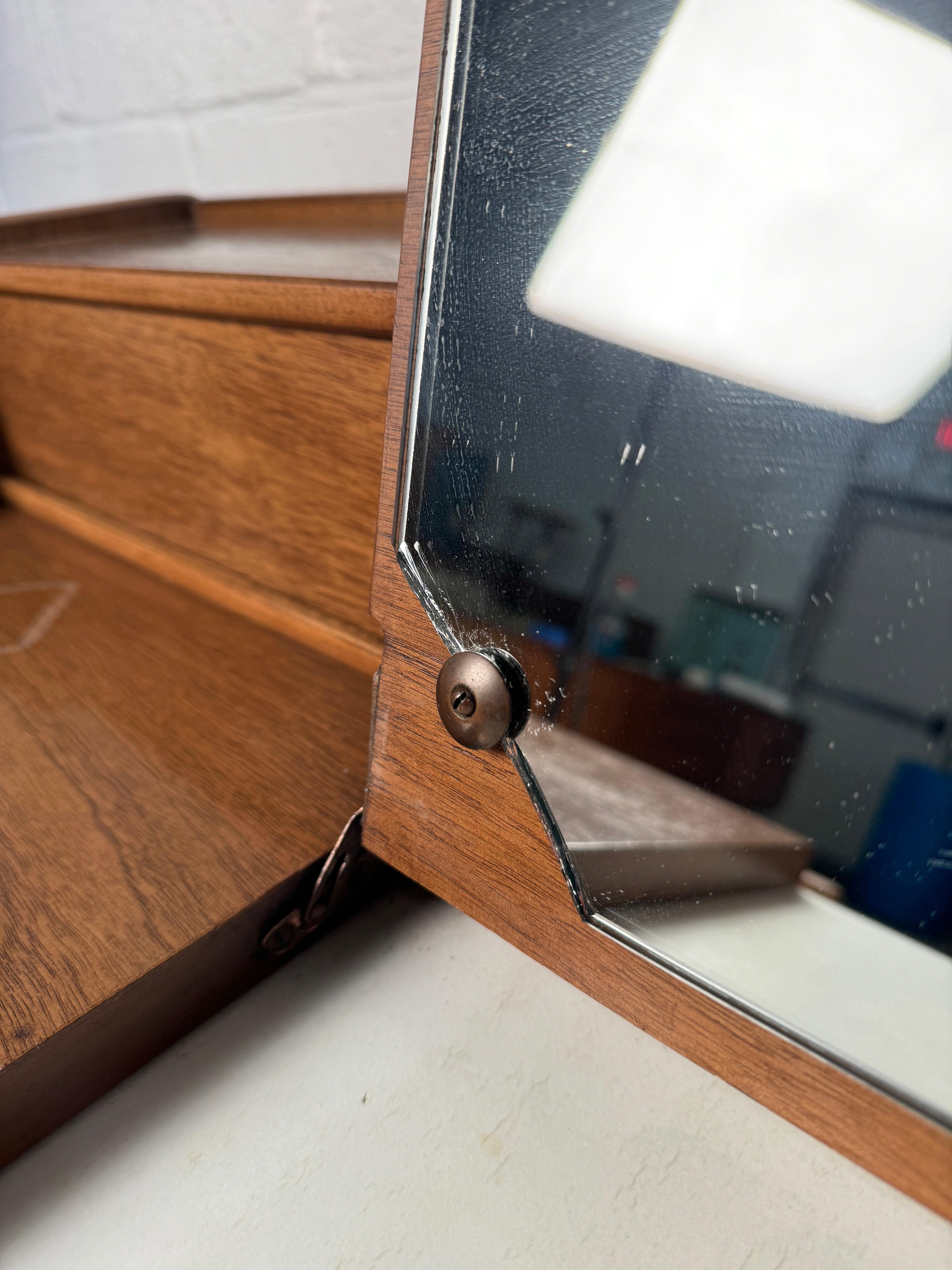 Bureau de toilette moderne du milieu du siècle  par Broyhill en vente 11