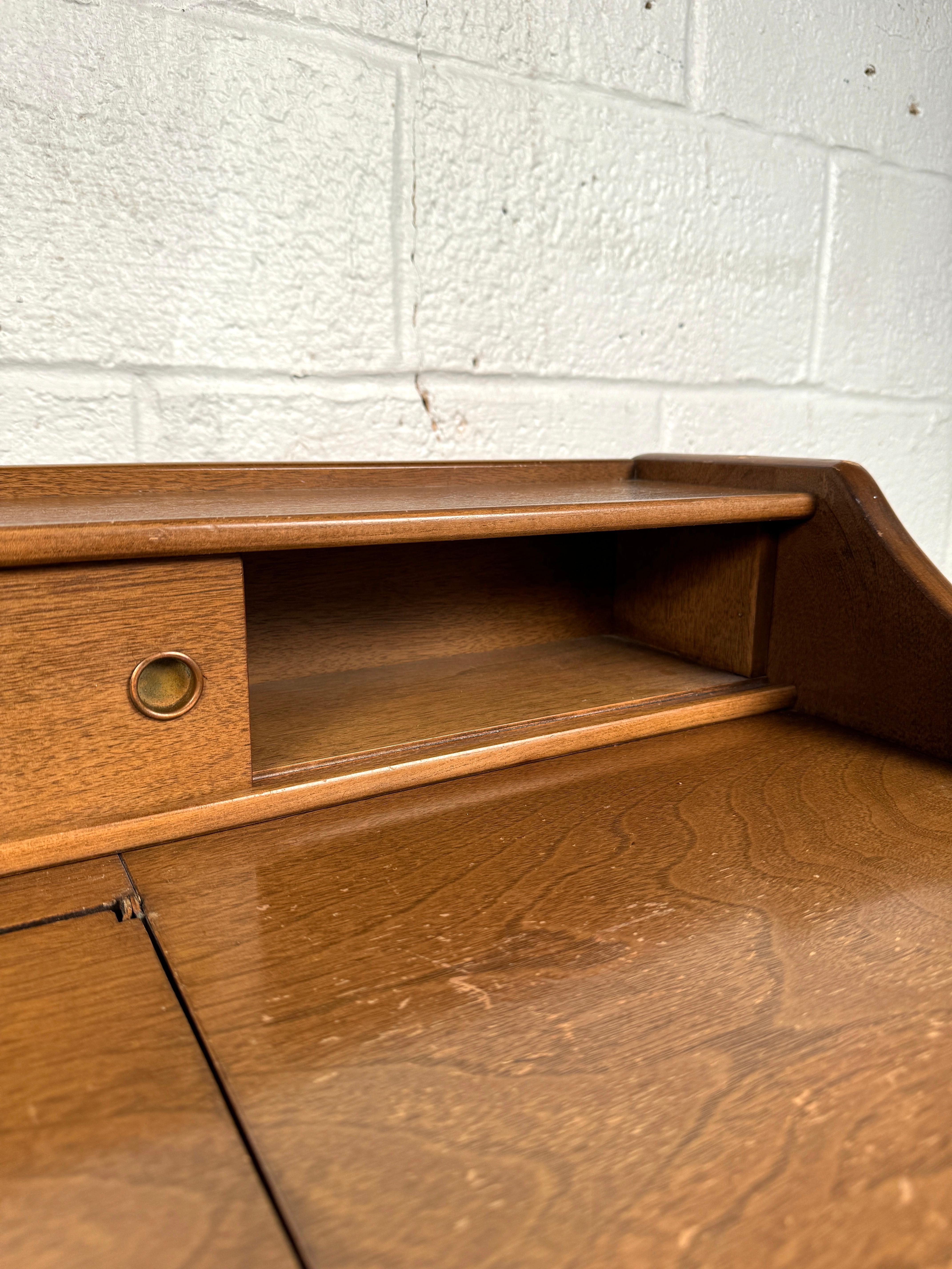Bureau de toilette moderne du milieu du siècle  par Broyhill en vente 12