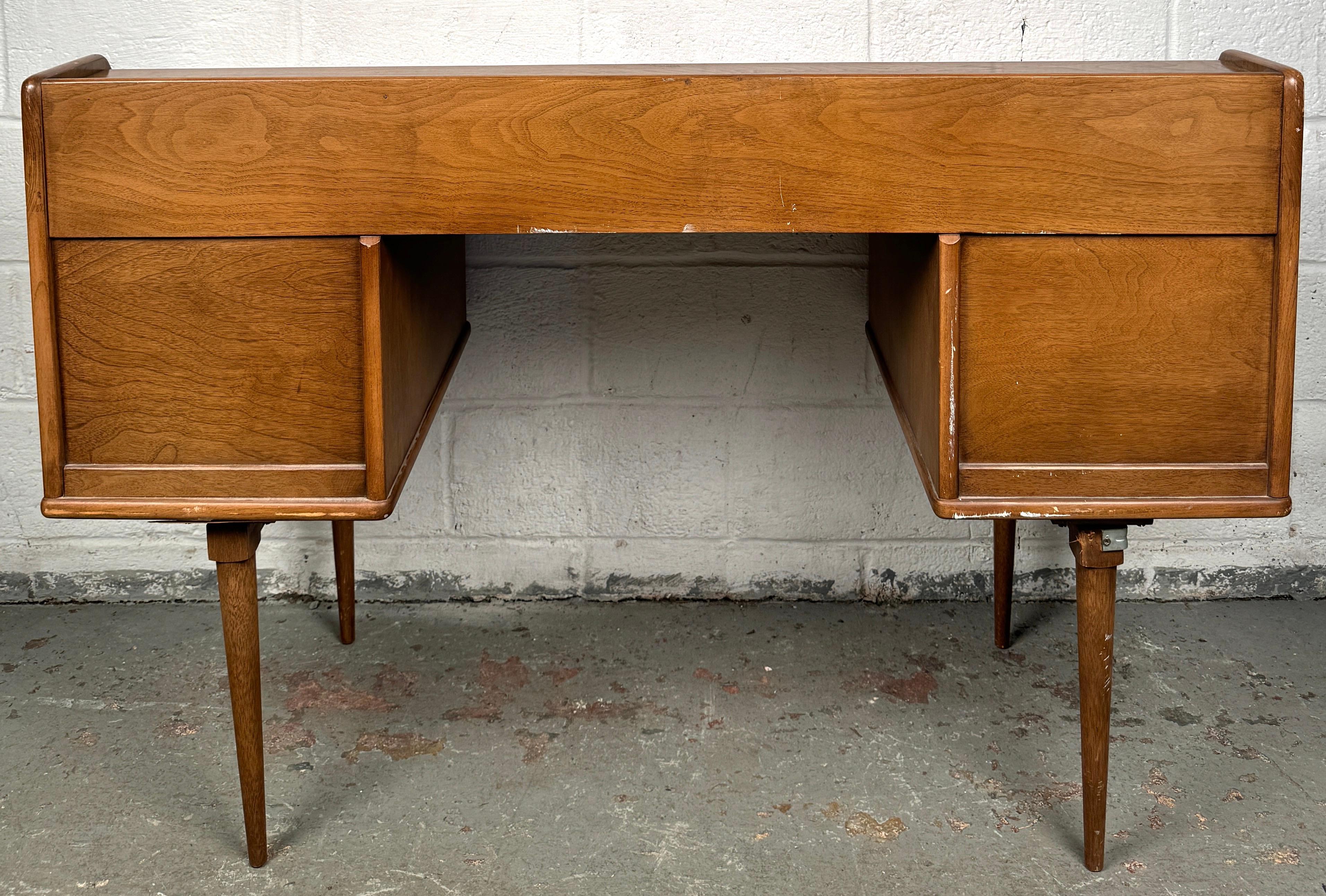 Bureau de toilette moderne du milieu du siècle  par Broyhill en vente 13