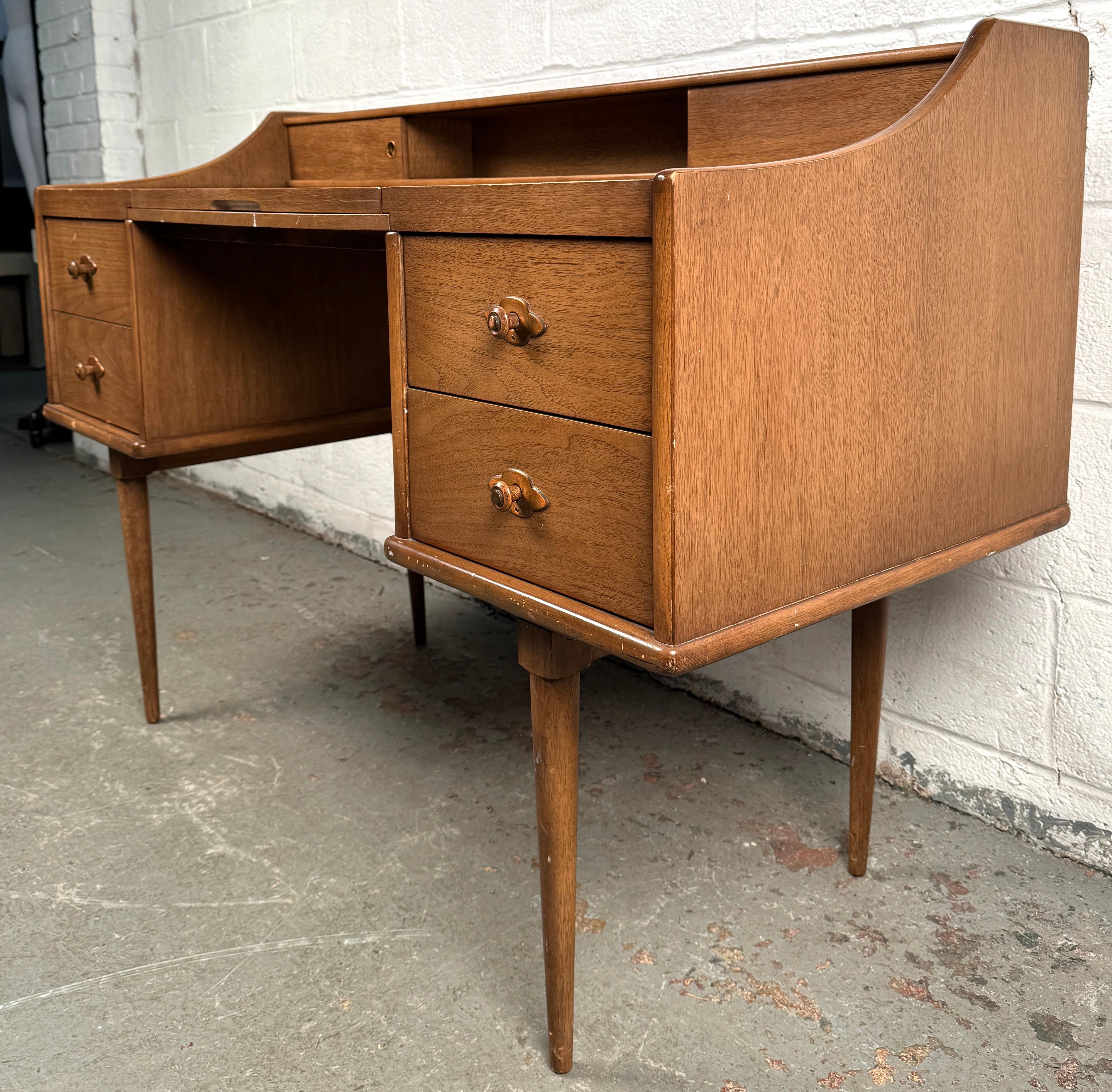 Mid-Century Modern Bureau de toilette moderne du milieu du siècle  par Broyhill en vente