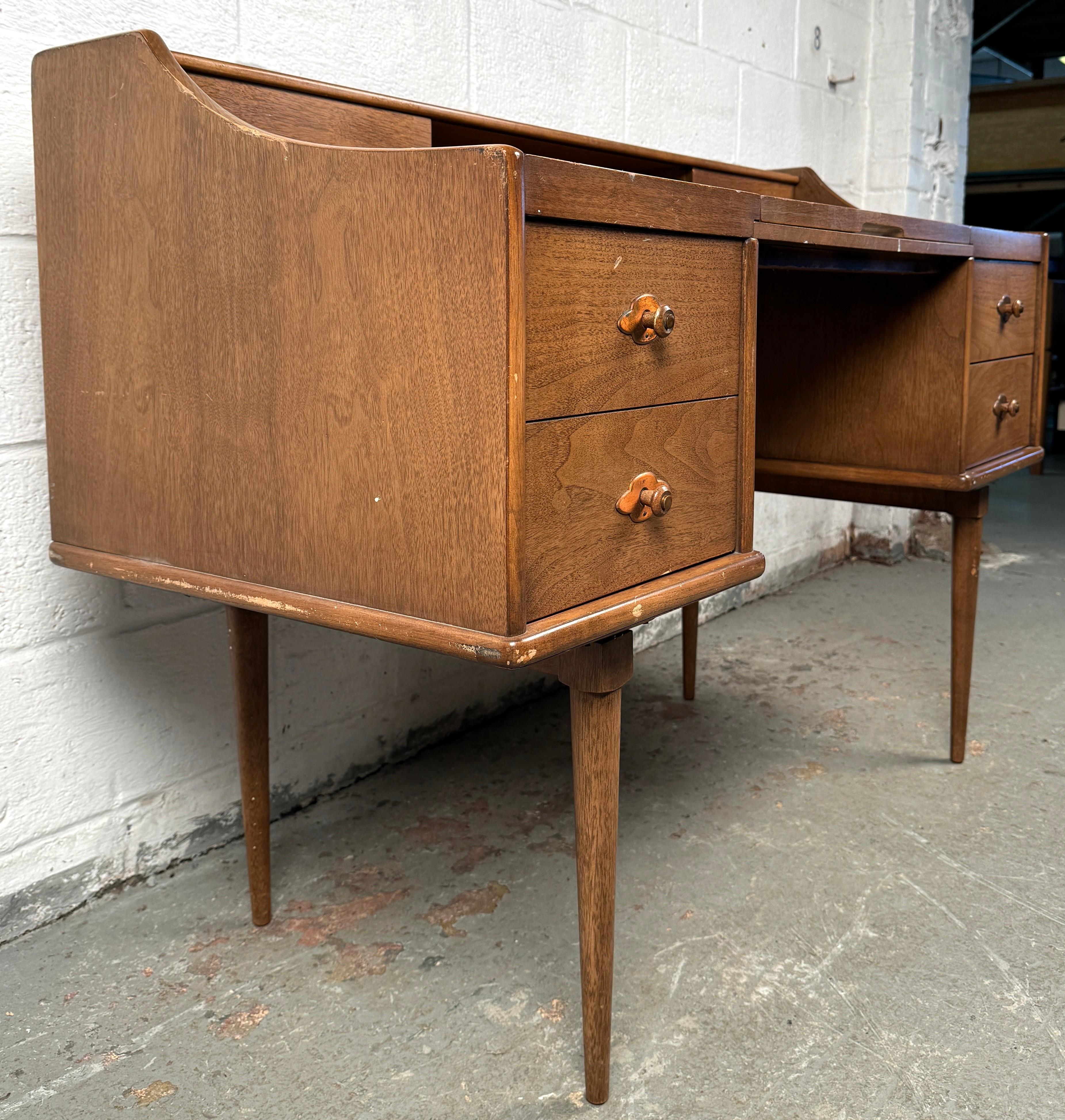 Bureau de toilette moderne du milieu du siècle  par Broyhill Bon état - En vente à Brooklyn, NY
