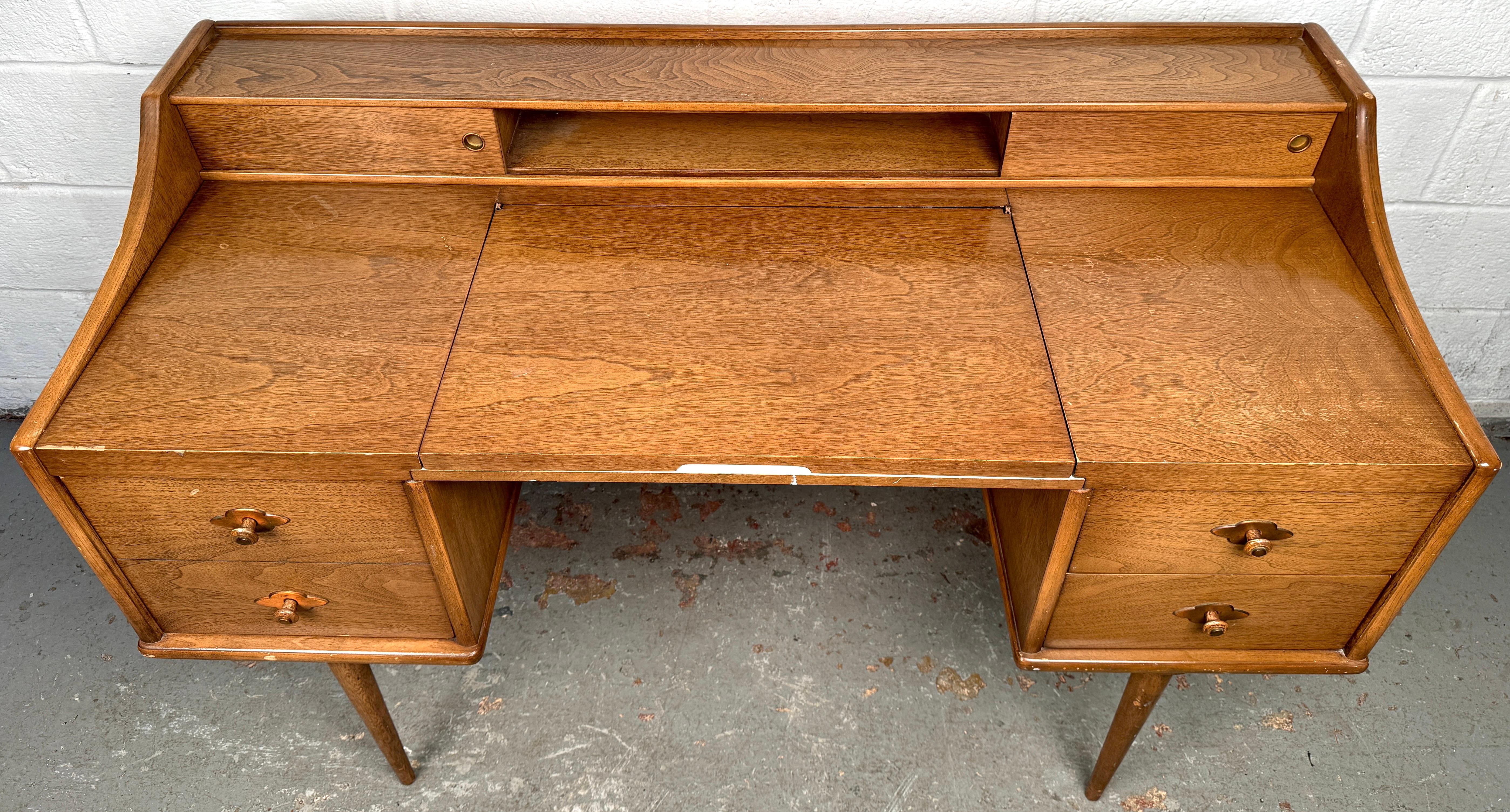 20ième siècle Bureau de toilette moderne du milieu du siècle  par Broyhill en vente