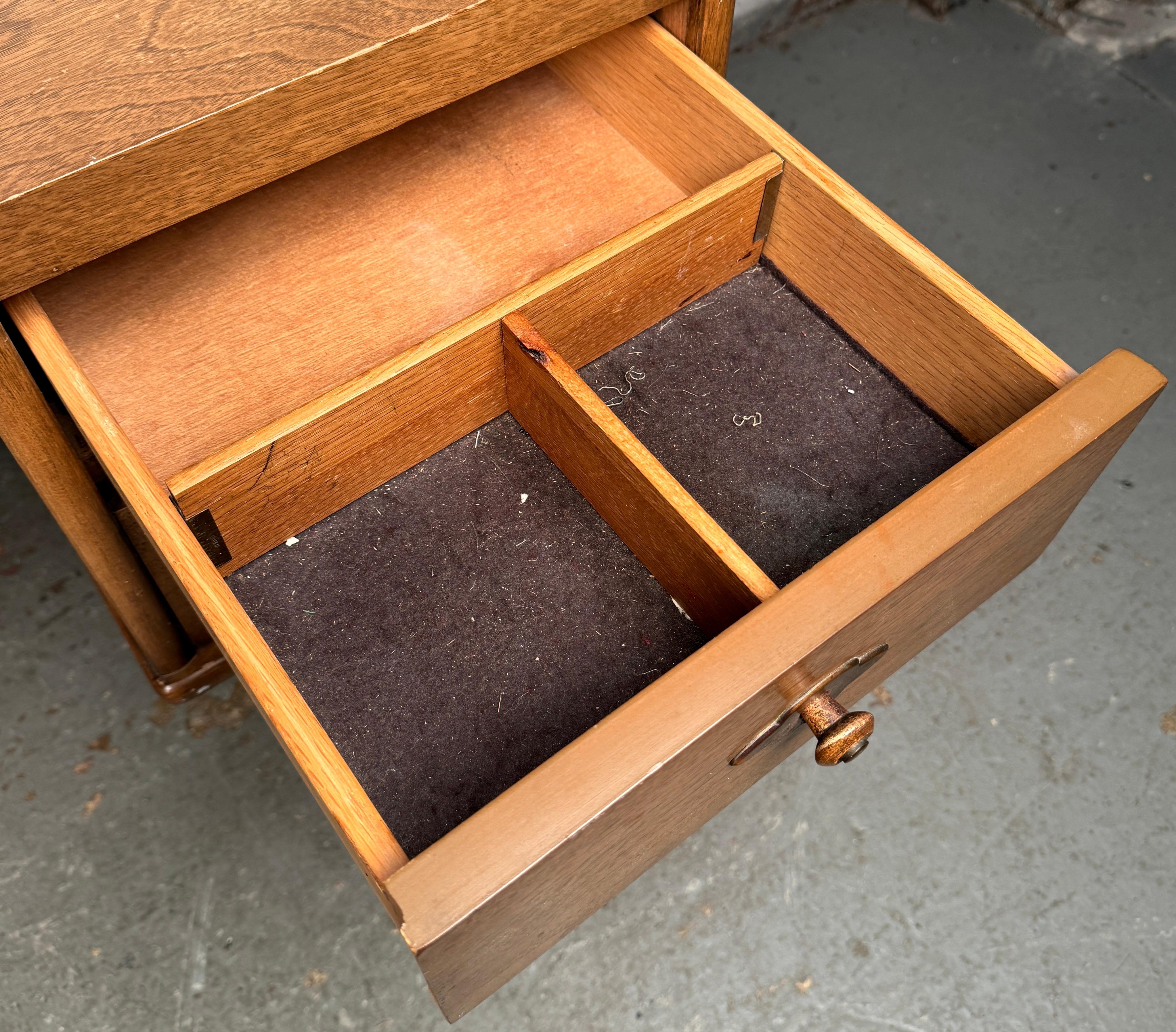 Bois Bureau de toilette moderne du milieu du siècle  par Broyhill en vente