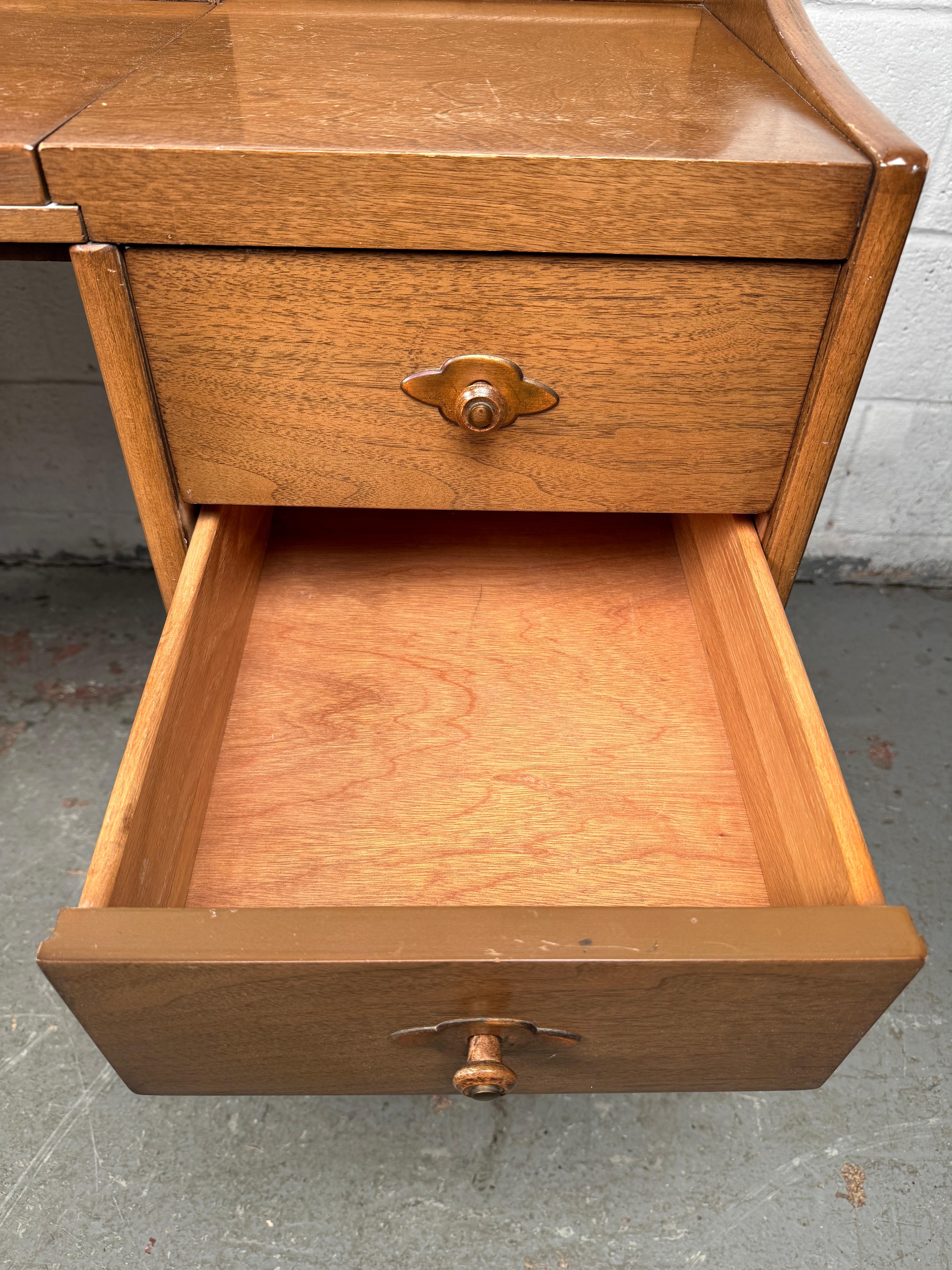 Bureau de toilette moderne du milieu du siècle  par Broyhill en vente 1