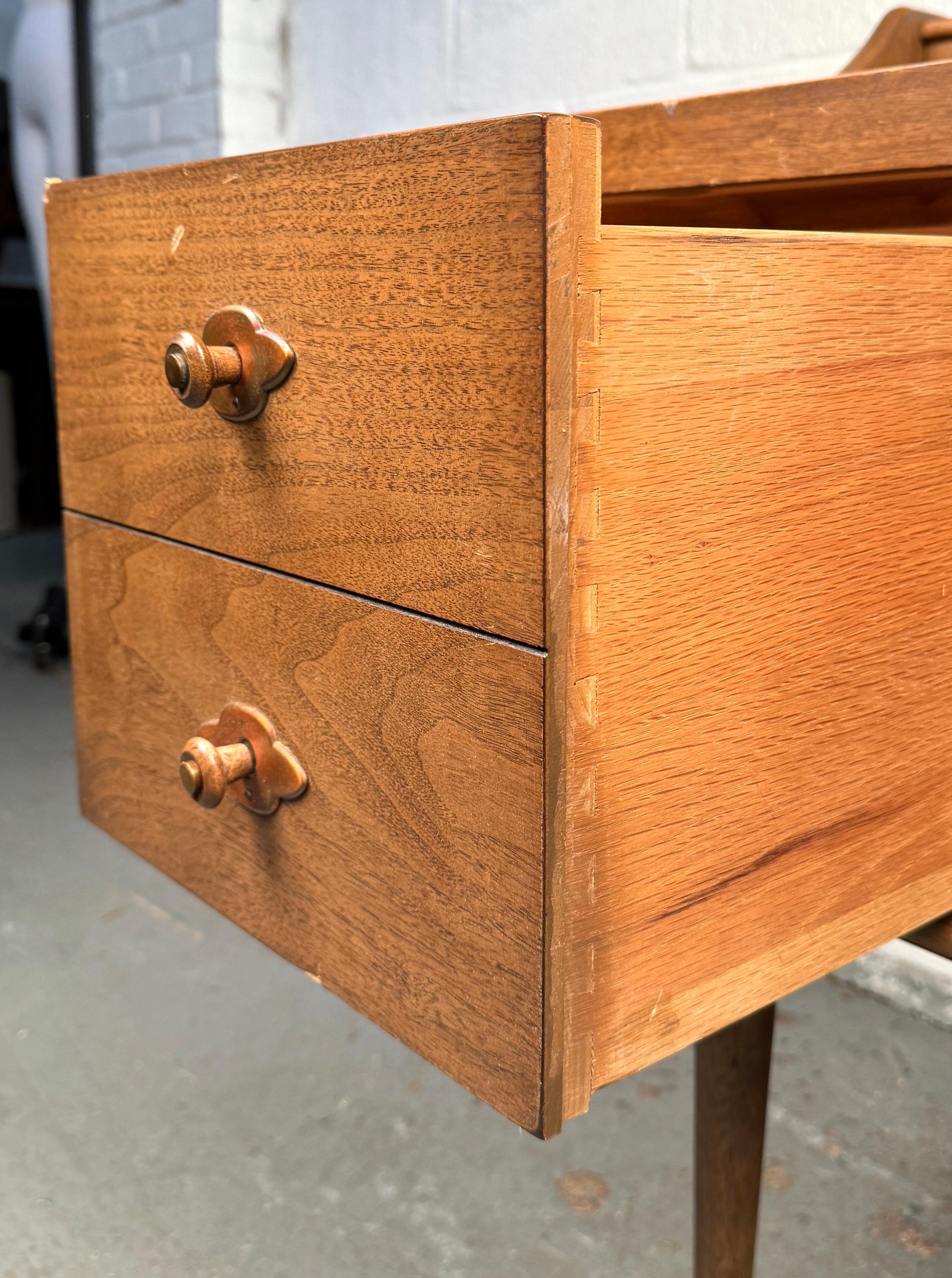 Bureau de toilette moderne du milieu du siècle  par Broyhill en vente 2