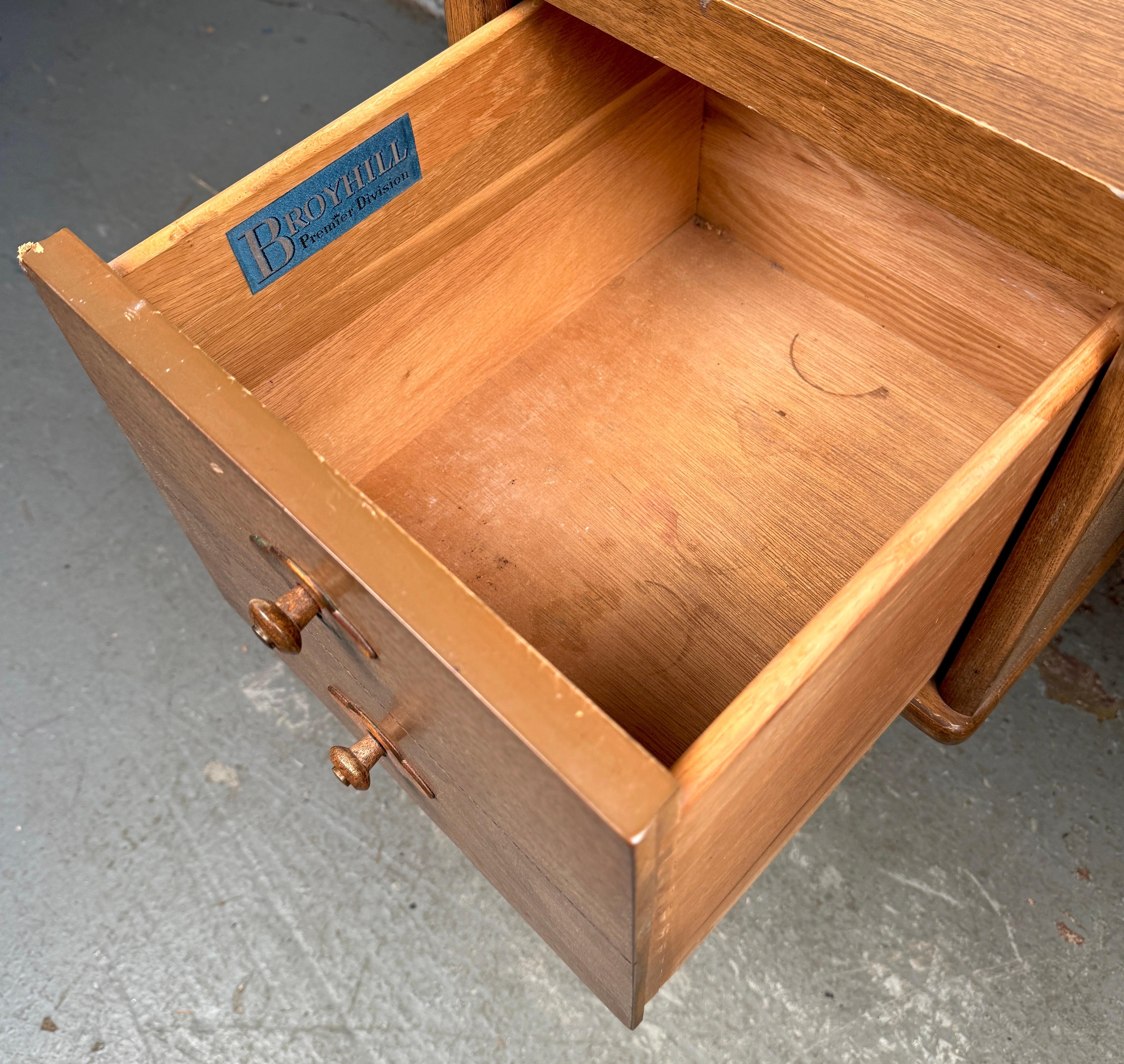 Bureau de toilette moderne du milieu du siècle  par Broyhill en vente 3