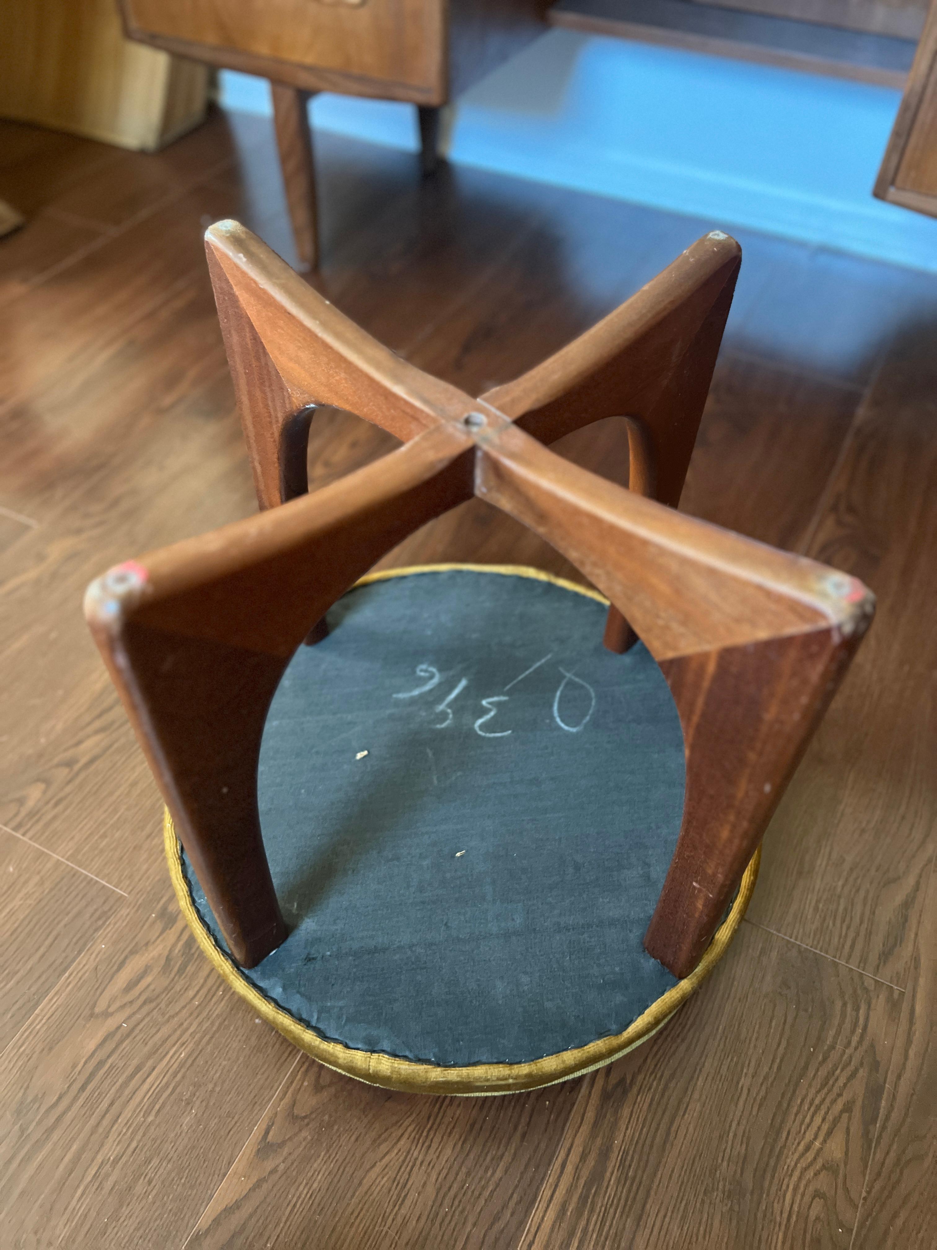 Mid century modern vanity stool by G plan, circa 1960s In Good Condition For Sale In Houston, TX