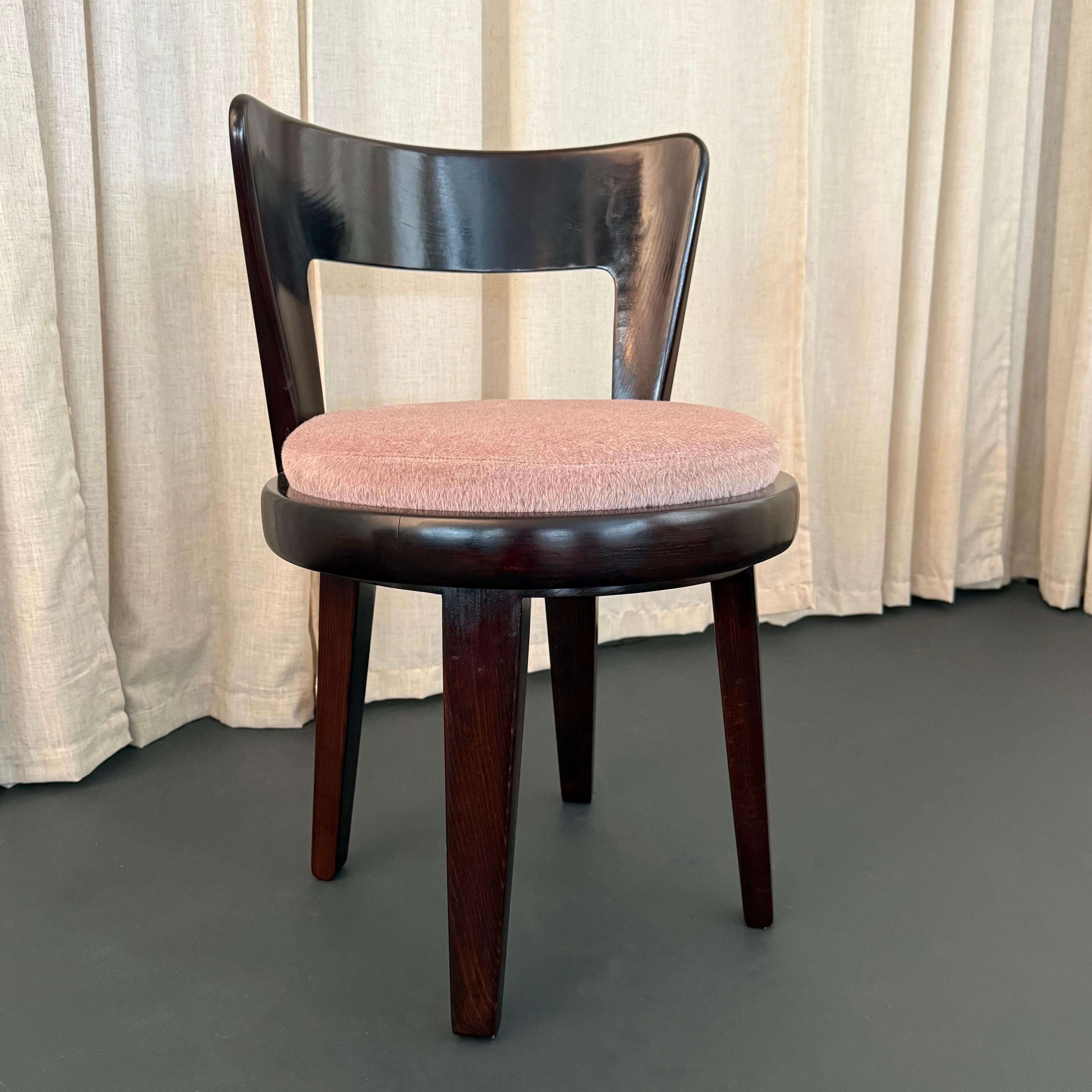 This swivel vanity chair was designed by American designer Edward Wormley for Drexel's notable Precedent line, one of the few collections Edward Wormley produced outside of his work with Dunbar. The chair features a sculptural and streamlined