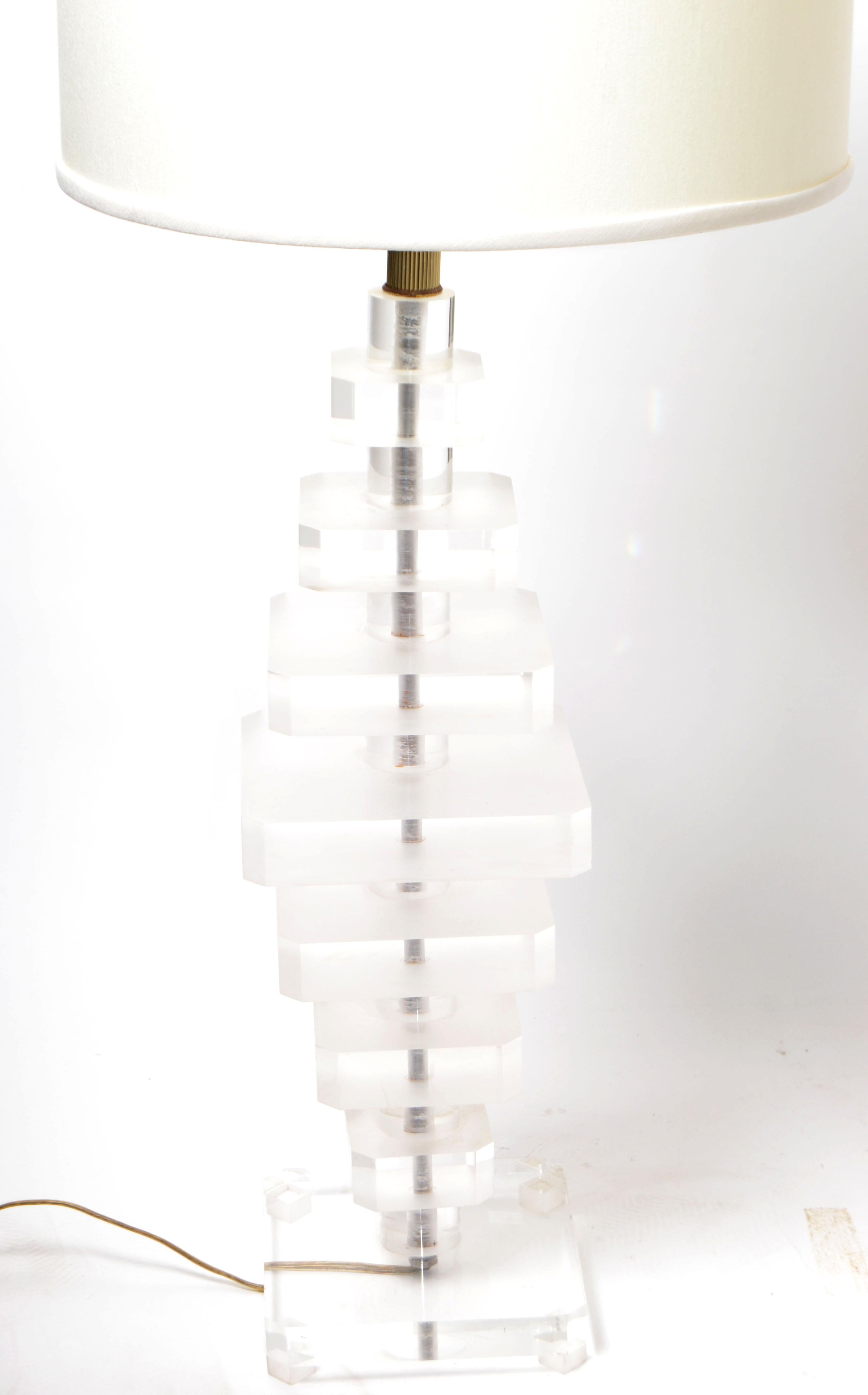 Mid-Century Modern Variegated Tiers Lucite Table Lamp In Good Condition For Sale In Miami, FL