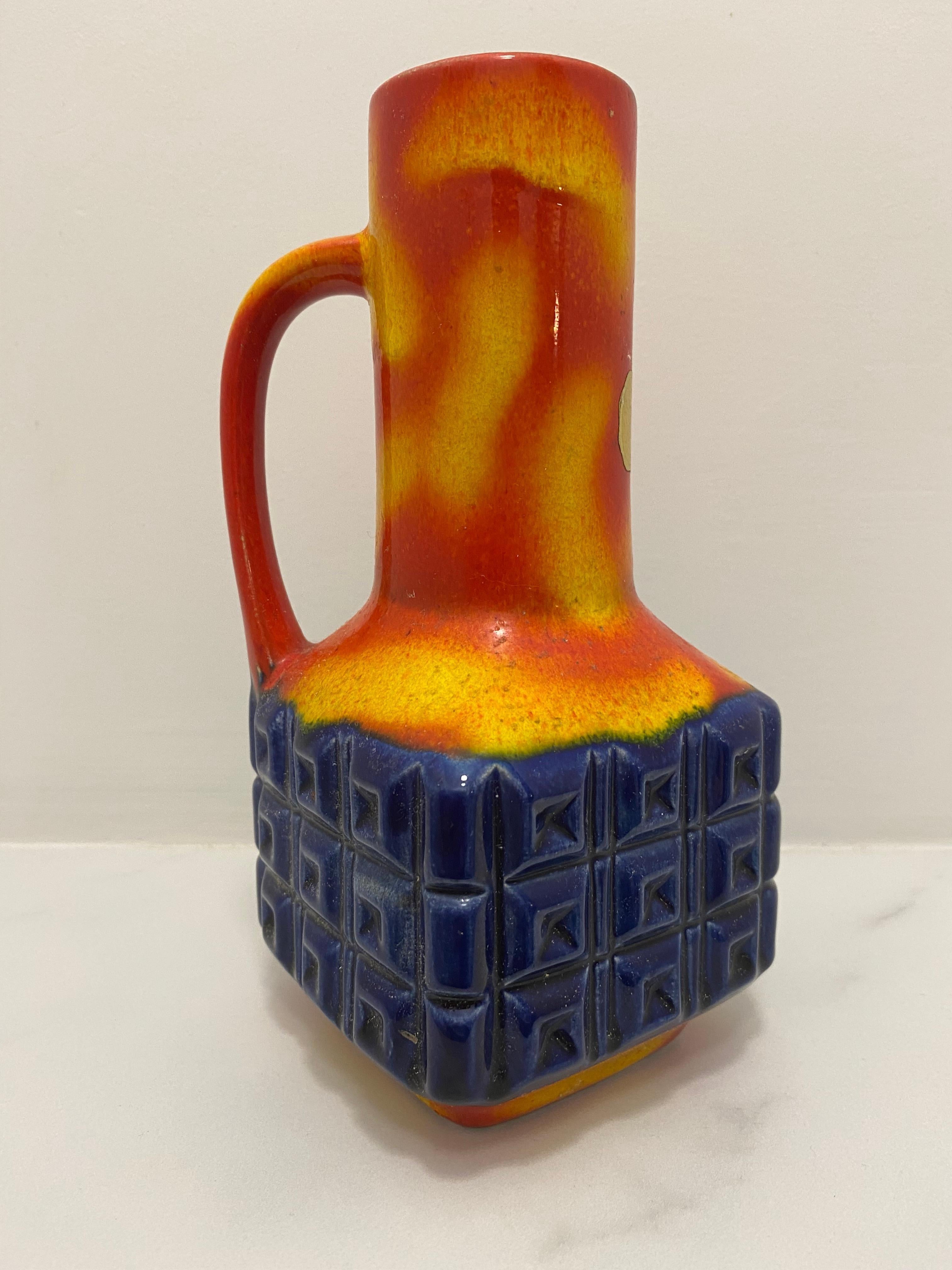 Bellissimo vaso colorato realizzato da Eckhardt Keramik. 
Eckhardt Keramik è stata fondata nel 1898 da Ludwig Eckhardt & da suo cognato Ernst Johann Engler. 
Sebbene Eckhardt & Engler sia diventata più famosa grazie ai boccali di birra che