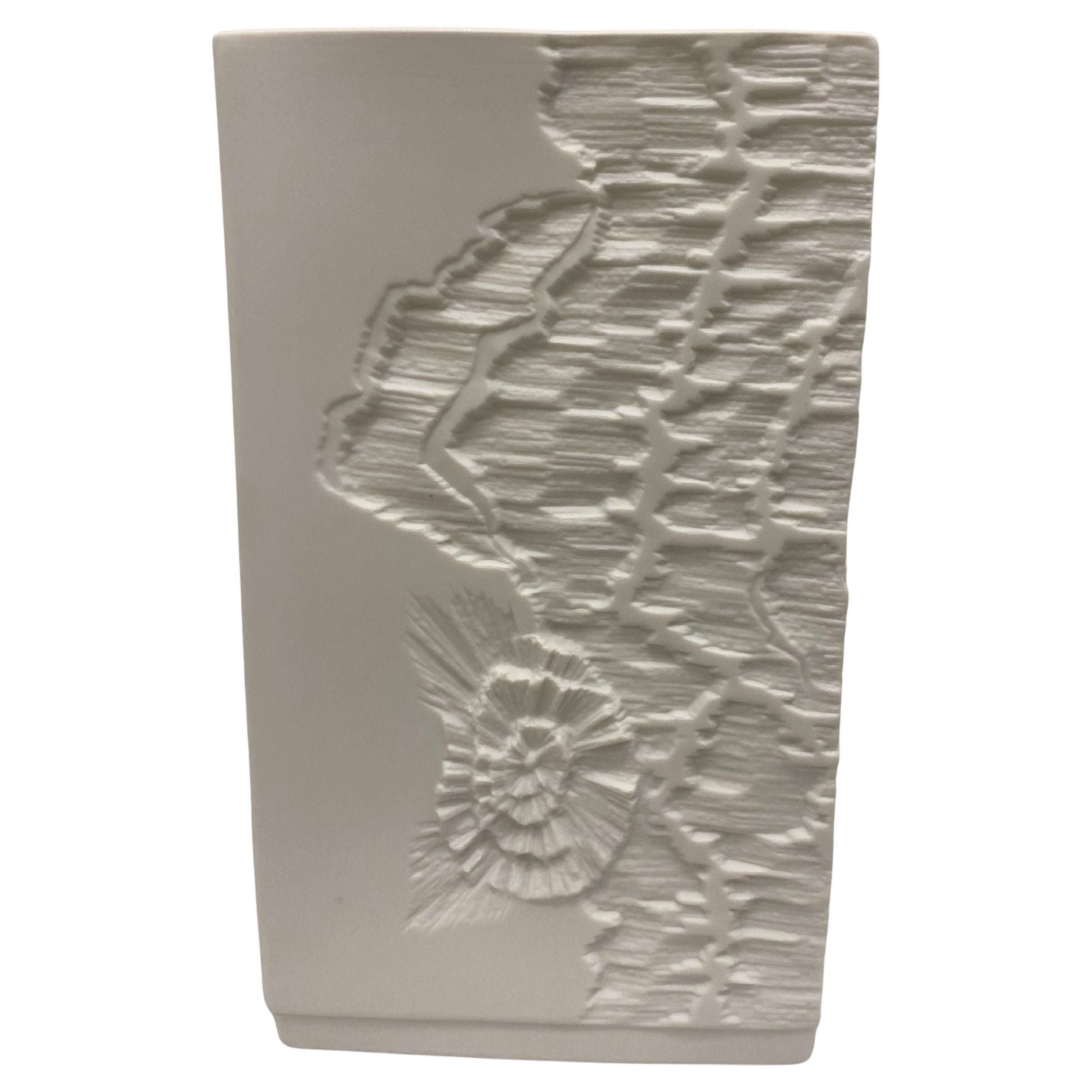 Un vaso in porcellana biscuit molto bello. Questo vaso originale OP art è stato prodotto in Germania negli anni Settanta. È realizzato in porcellana con superficie ottica OP Art rock.  Il fondo è contrassegnato con  AK Kaiser.