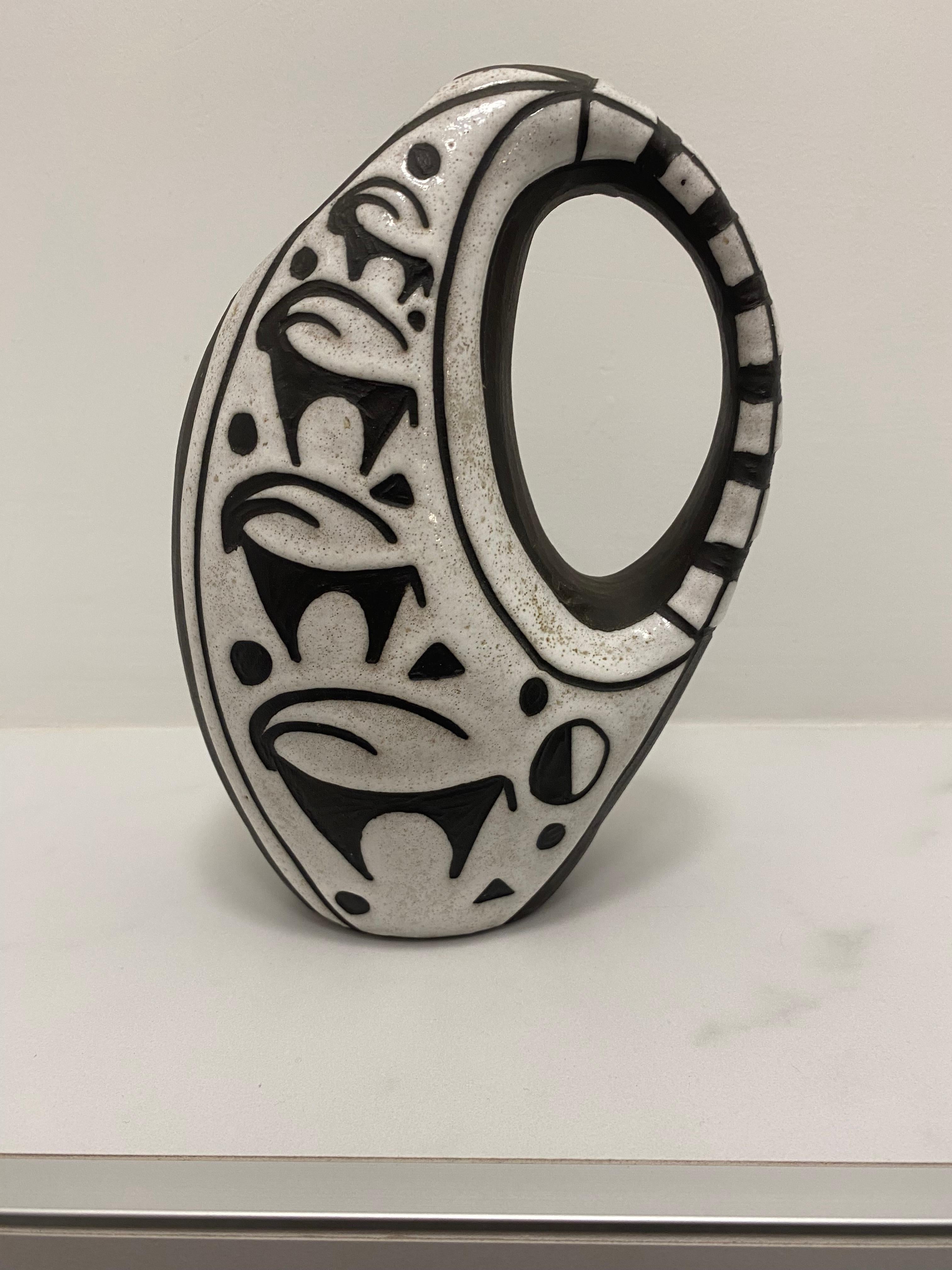 Bellissimo vaso a brocca della serie Tribal realizzato da Marianne Starck per la Michael Andersen Factory.
Marianne Starck (nata nel 1931 in Germania) è diventata una delle ceramiste più importanti della Danimarca. È stata direttrice artistica della