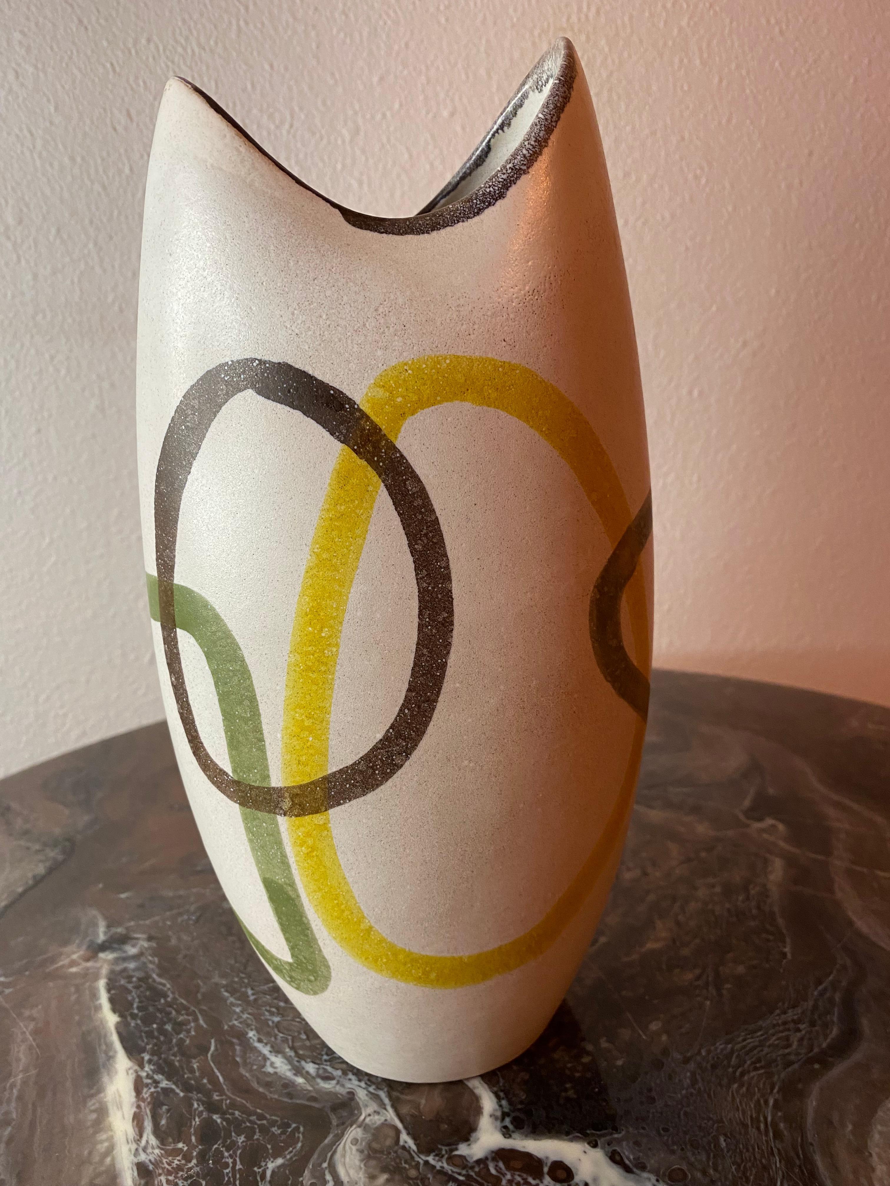 Nur eine schöne stilvolle Vase in mattem Beige mit gelben, braunen und grünen Kreisen aus den sechziger Jahren
