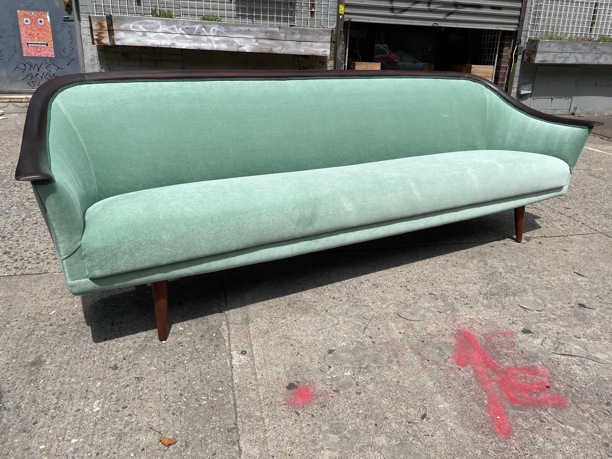 Mid Century Modern Velvet and wood Sofa For Sale 6