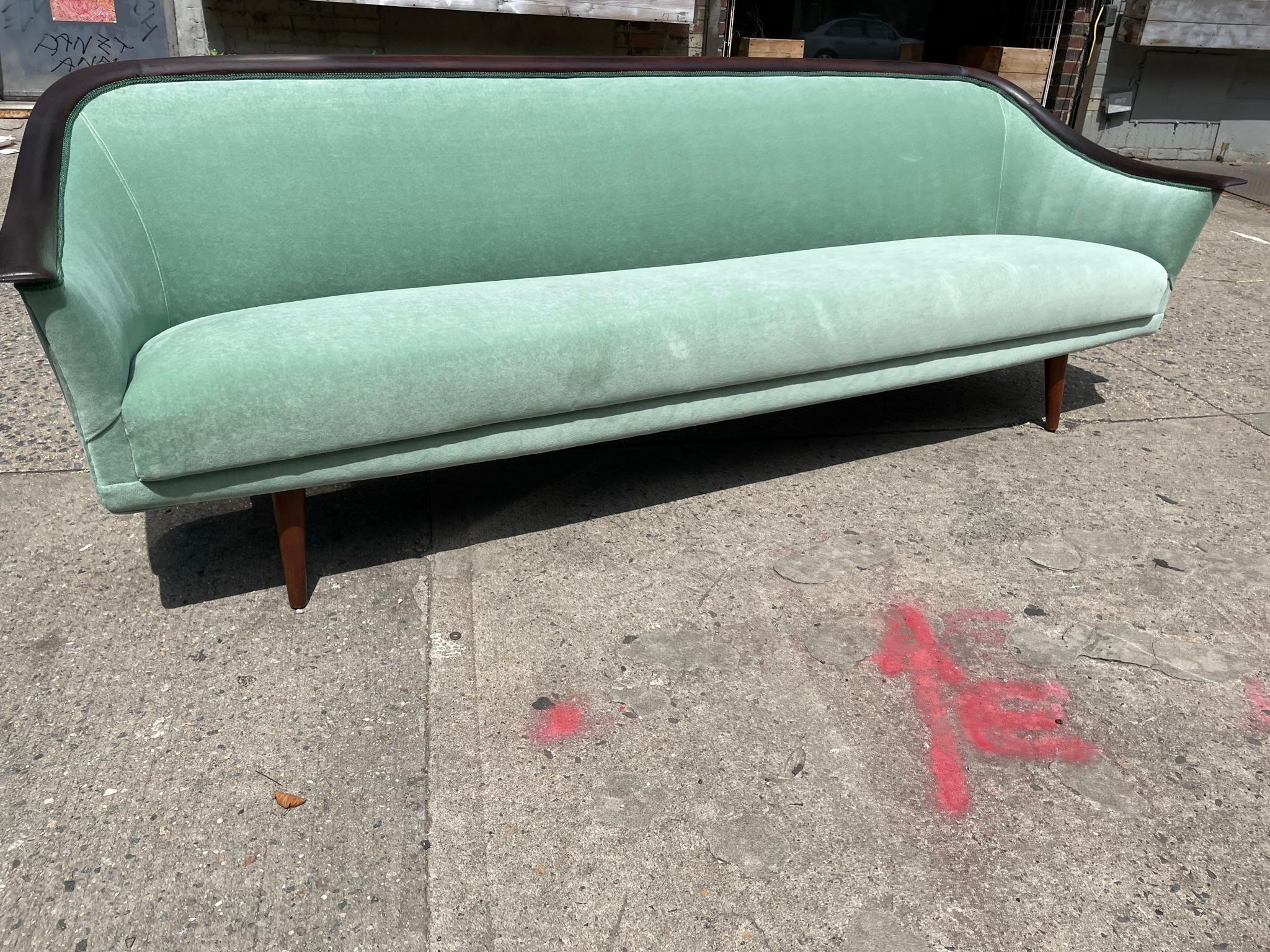 Mid Century Modern Velvet and wood Sofa For Sale 2
