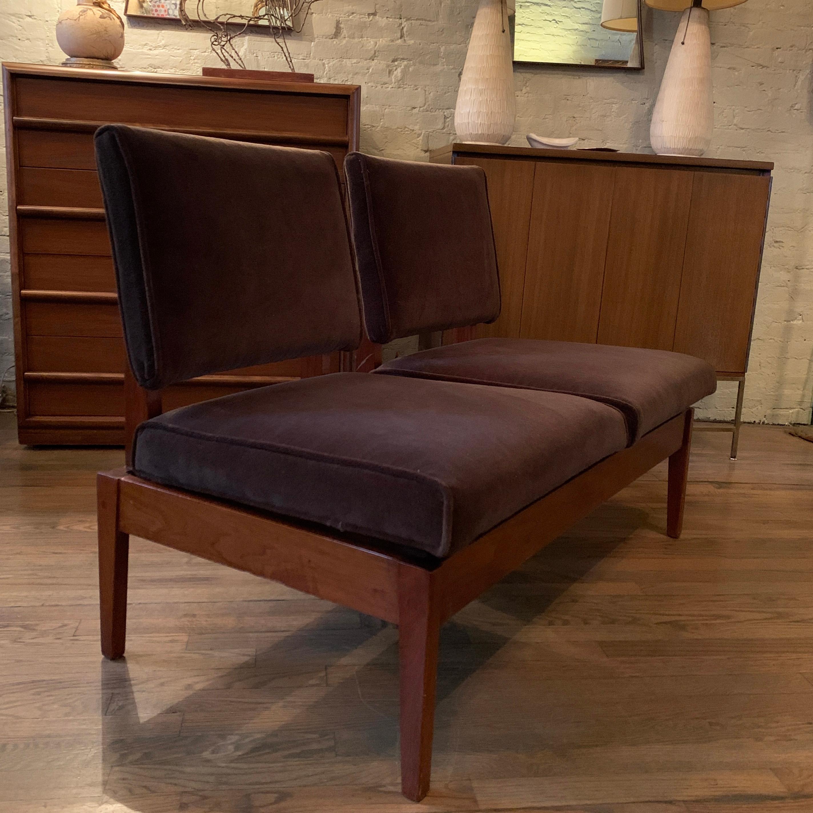 Mid-Century Modern Velvet Loveseat Settee In Good Condition In Brooklyn, NY