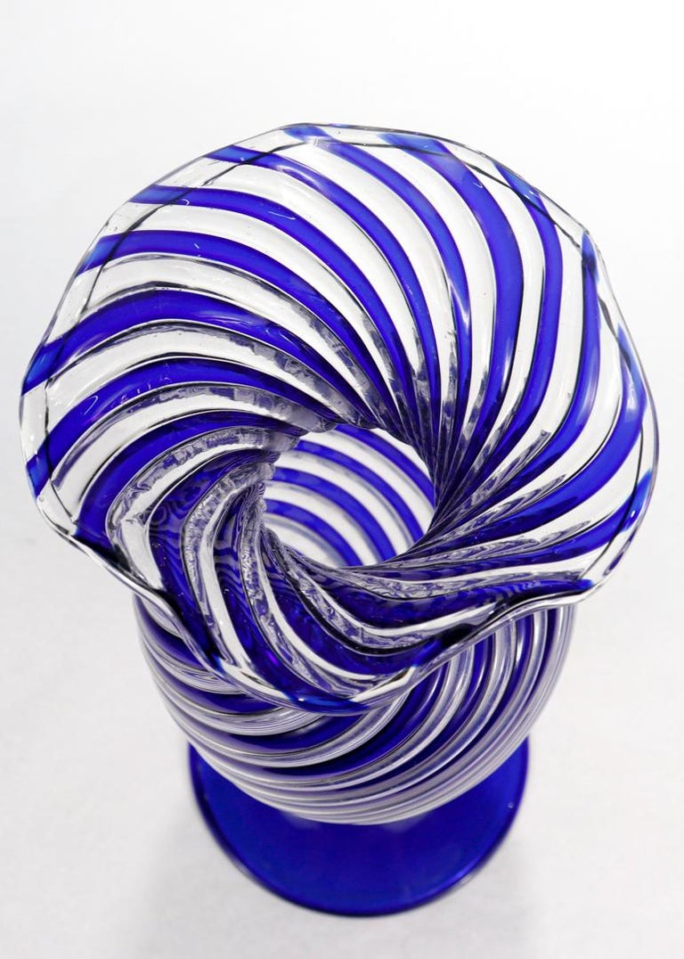 Vase Design stylé en verre d Art Murano. Motif floral en relief. Haut 23 cm