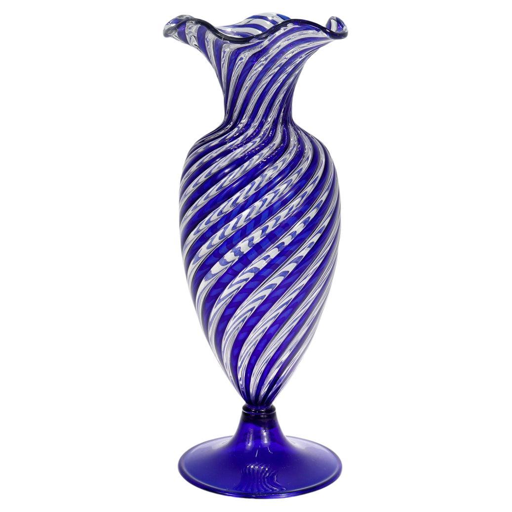 Vase en verre d'art vénitien bleu et blanc tourbillonnant de Murano, moderne du milieu du siècle dernier