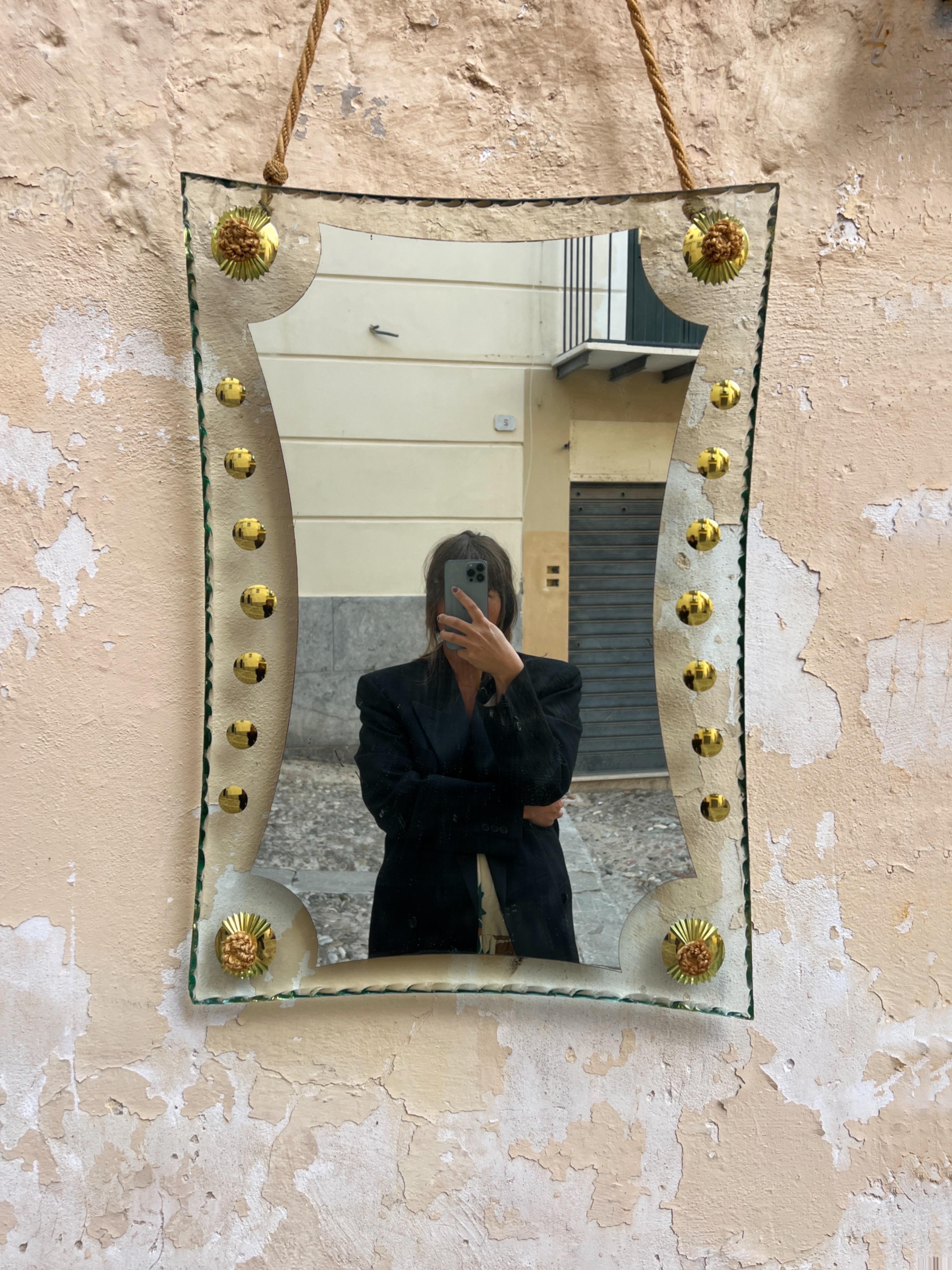 Miroir mural Verde Nilo par Cristal Arte en laiton et verre

Ce superbe miroir mural du célèbre fabricant italien Cristal Arte est une pièce décorative magnifique et élégante qui capture l'essence du design moderne du milieu du siècle. Fabriqué en