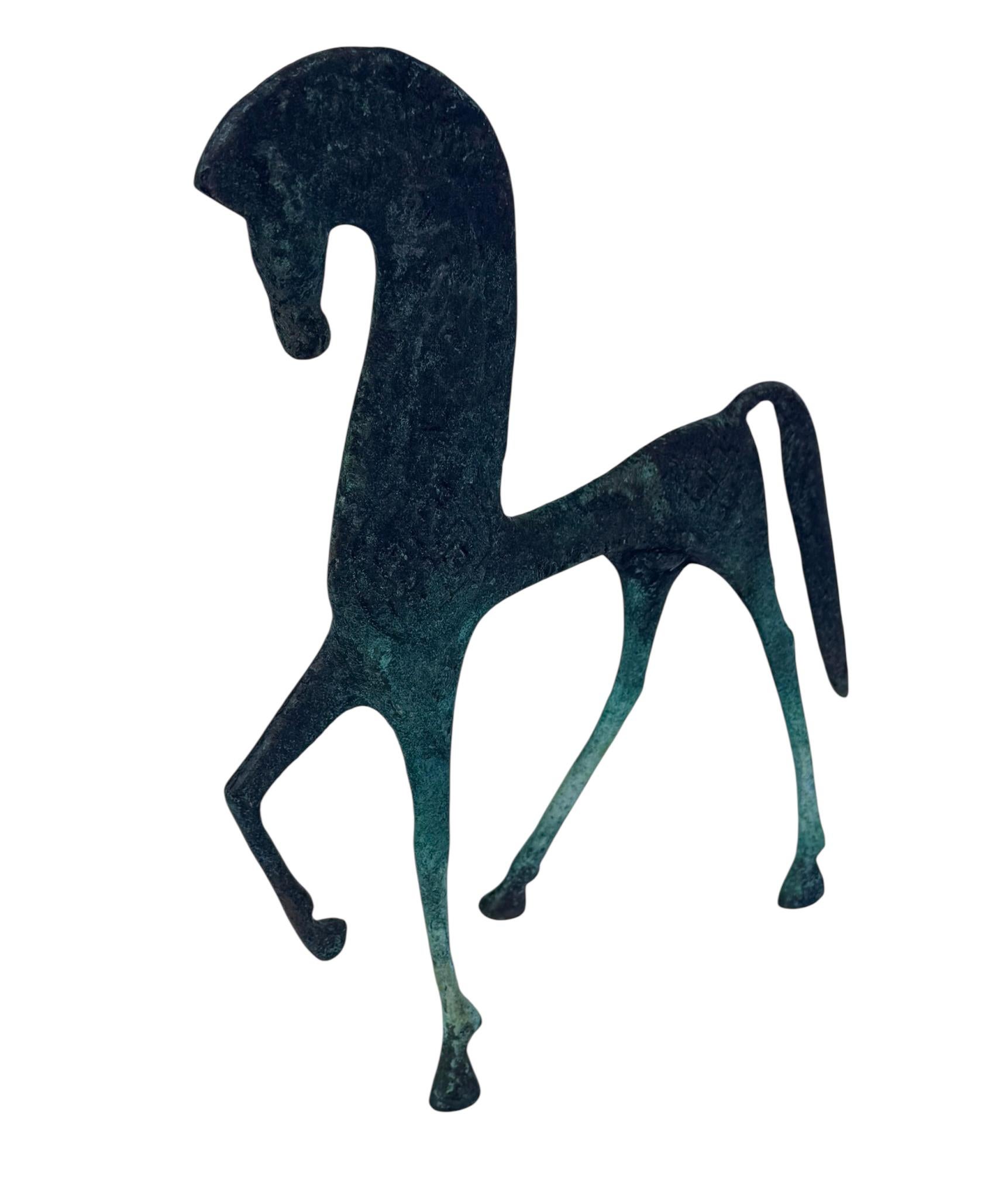 Graziosa statuetta di cavallo etrusco in ottone nello stile di Frederic Weinberg. Presenta una forma in ottone fuso con un disegno a stampa etrusca e una finitura in patina verdastra. 