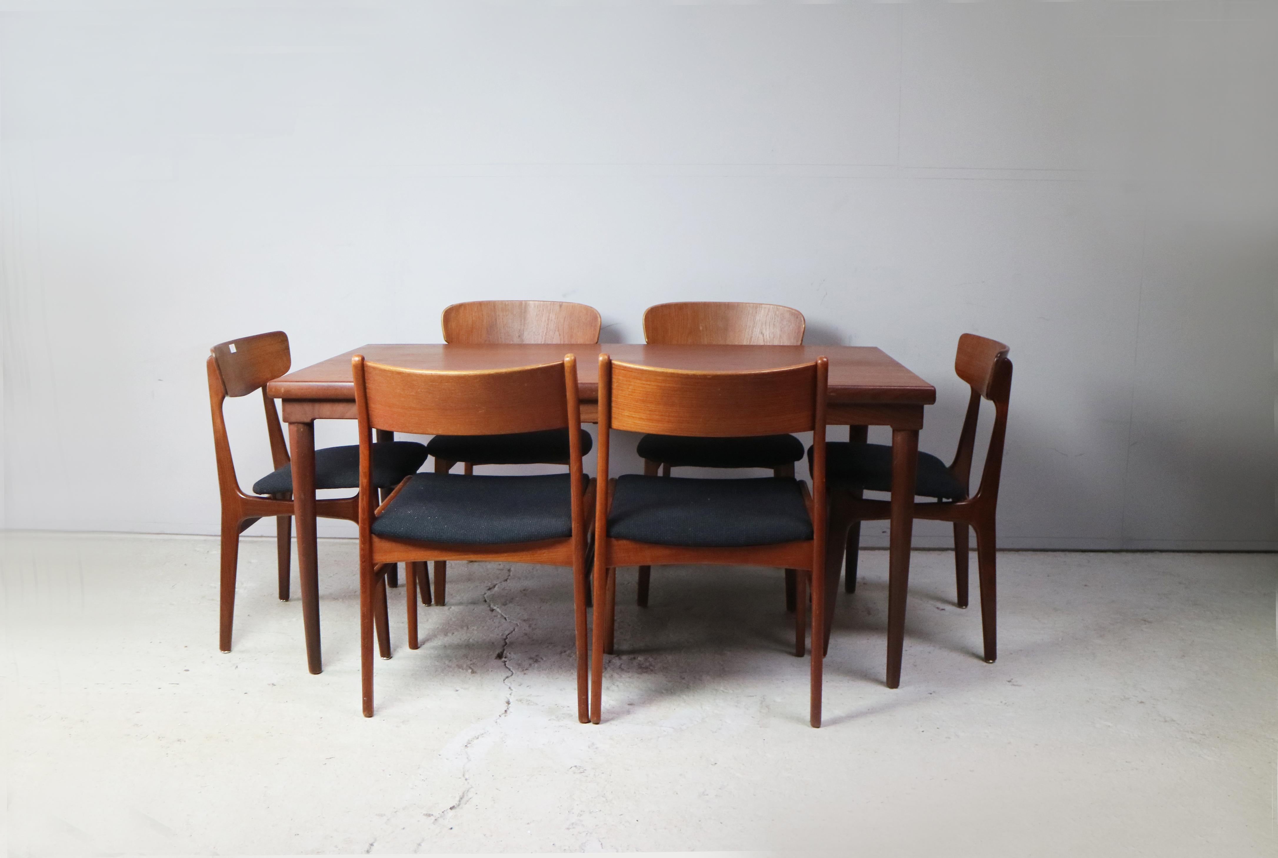 Mid-Century Modern Very Large Extendable Danish Dining Table and 6 Chairs In Good Condition For Sale In London, GB