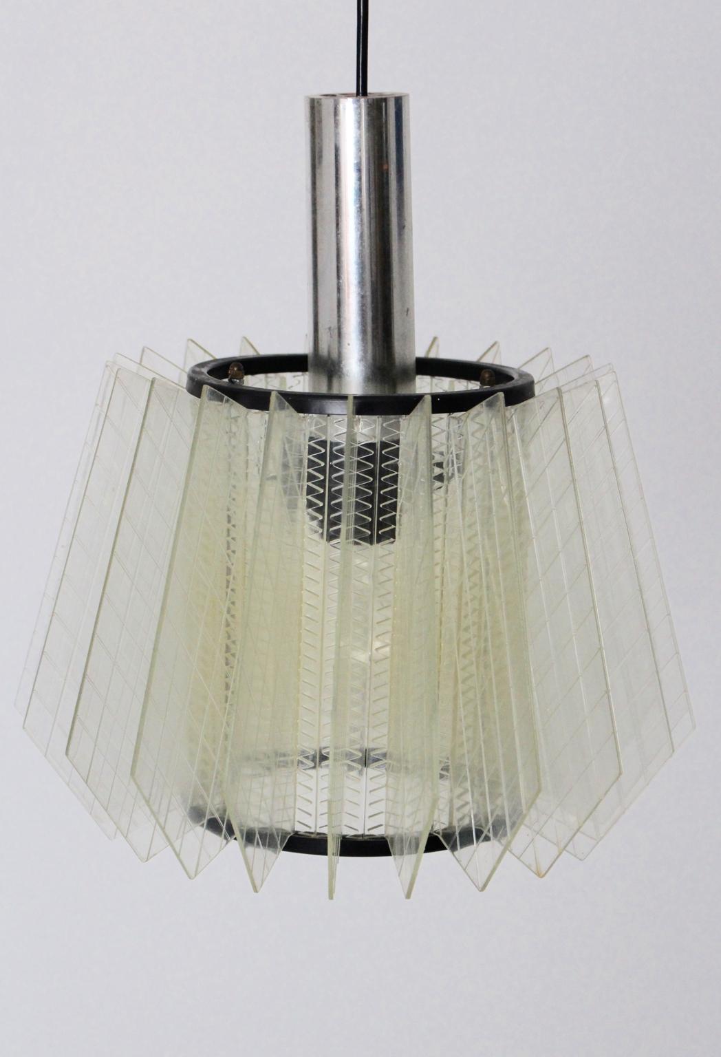 Mid-Century Modern Vintage Acrylic Glass Chandelier, circa 1960 In Good Condition For Sale In Vienna, AT