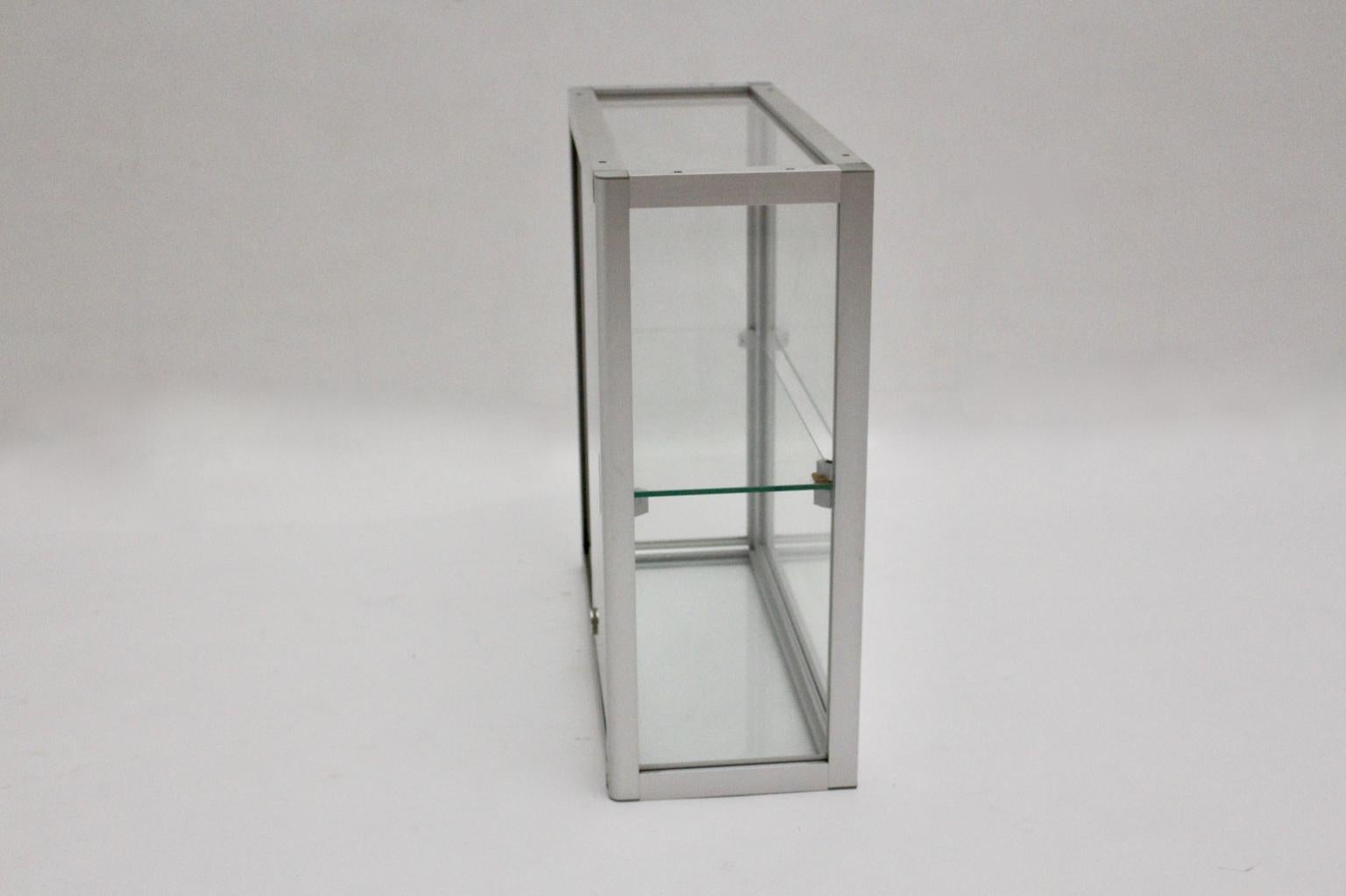 Vitrine suspendue moderne du milieu du siècle en aluminium vintage Autriche des années 1960 en vente 1