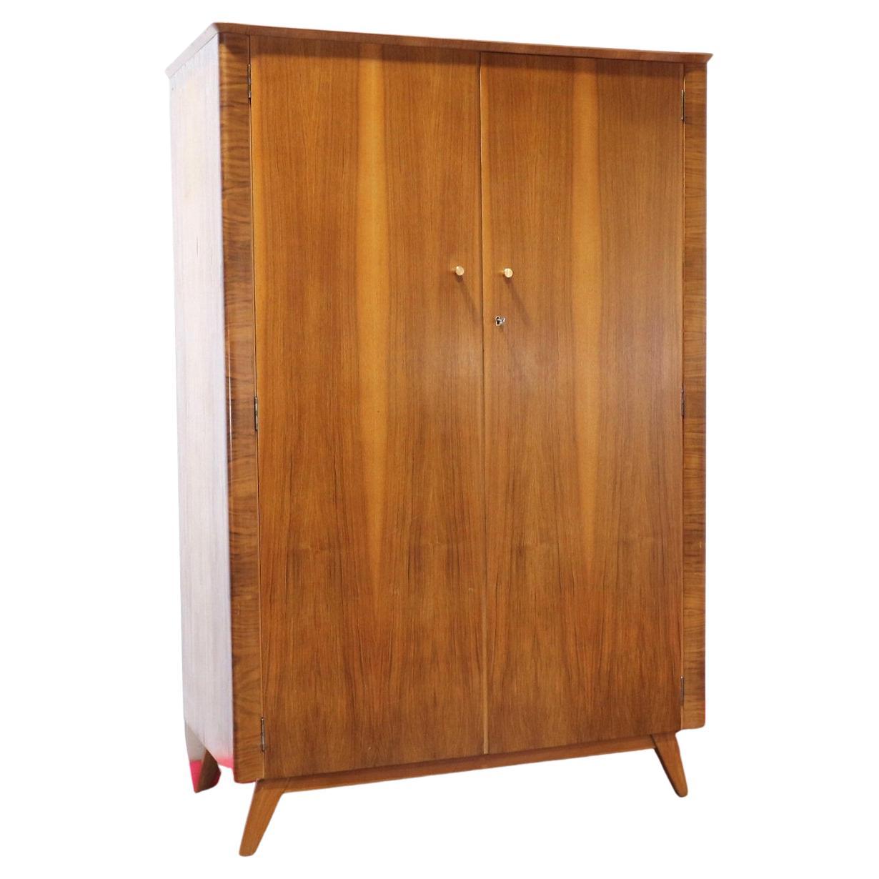 Faites l'expérience d'une élégance intemporelle avec cette armoire Vintage By de style moderne du milieu du siècle dernier. Cette superbe armoire offre un espace de rangement exceptionnel, répondant parfaitement à vos besoins d'organisation.