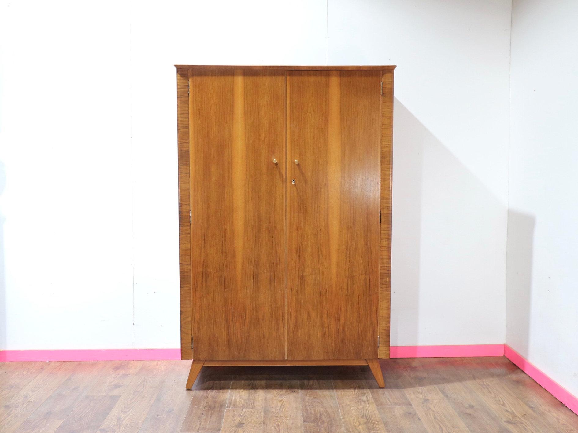 Mid-Century Modern Armoire Vintage Moderne du Milieu du Siècle Armoire Style Danois Meubles de Chambre à Coucher en vente