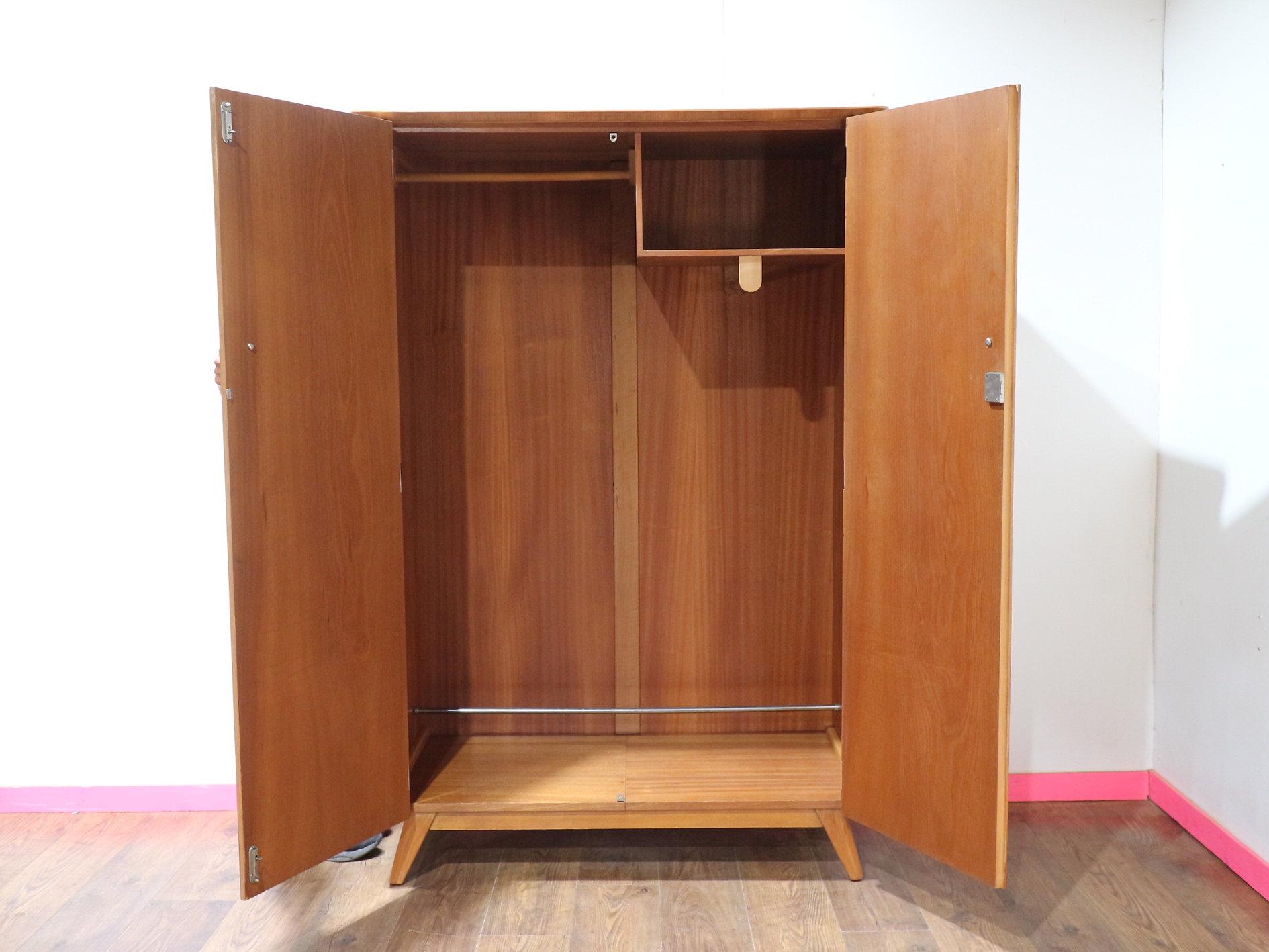 Britannique Armoire Vintage Moderne du Milieu du Siècle Armoire Style Danois Meubles de Chambre à Coucher en vente