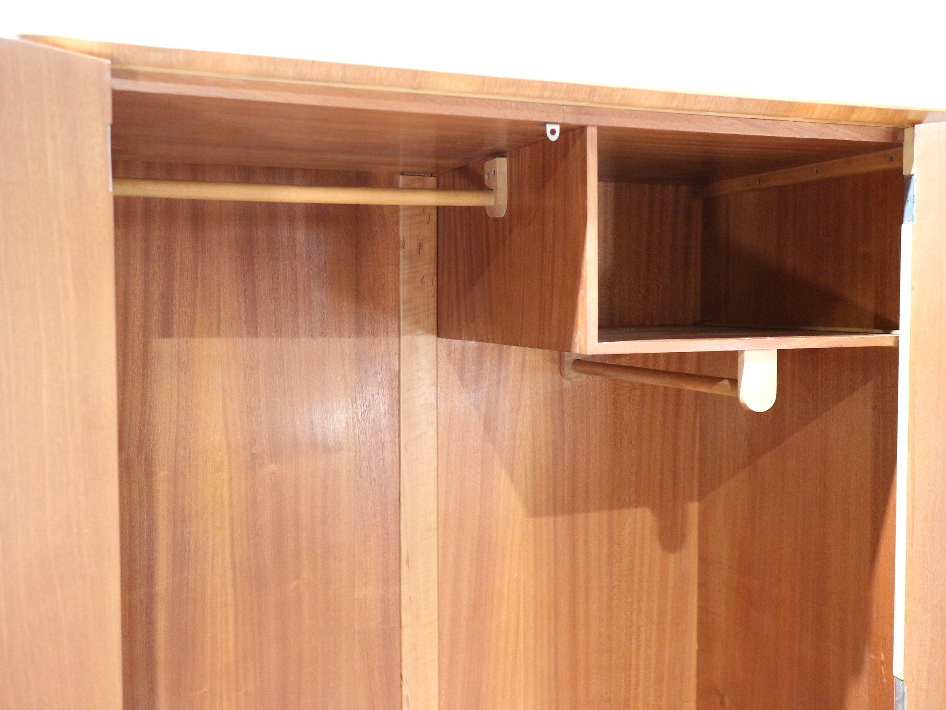 Armoire Vintage Moderne du Milieu du Siècle Armoire Style Danois Meubles de Chambre à Coucher Bon état - En vente à Los Angeles, CA