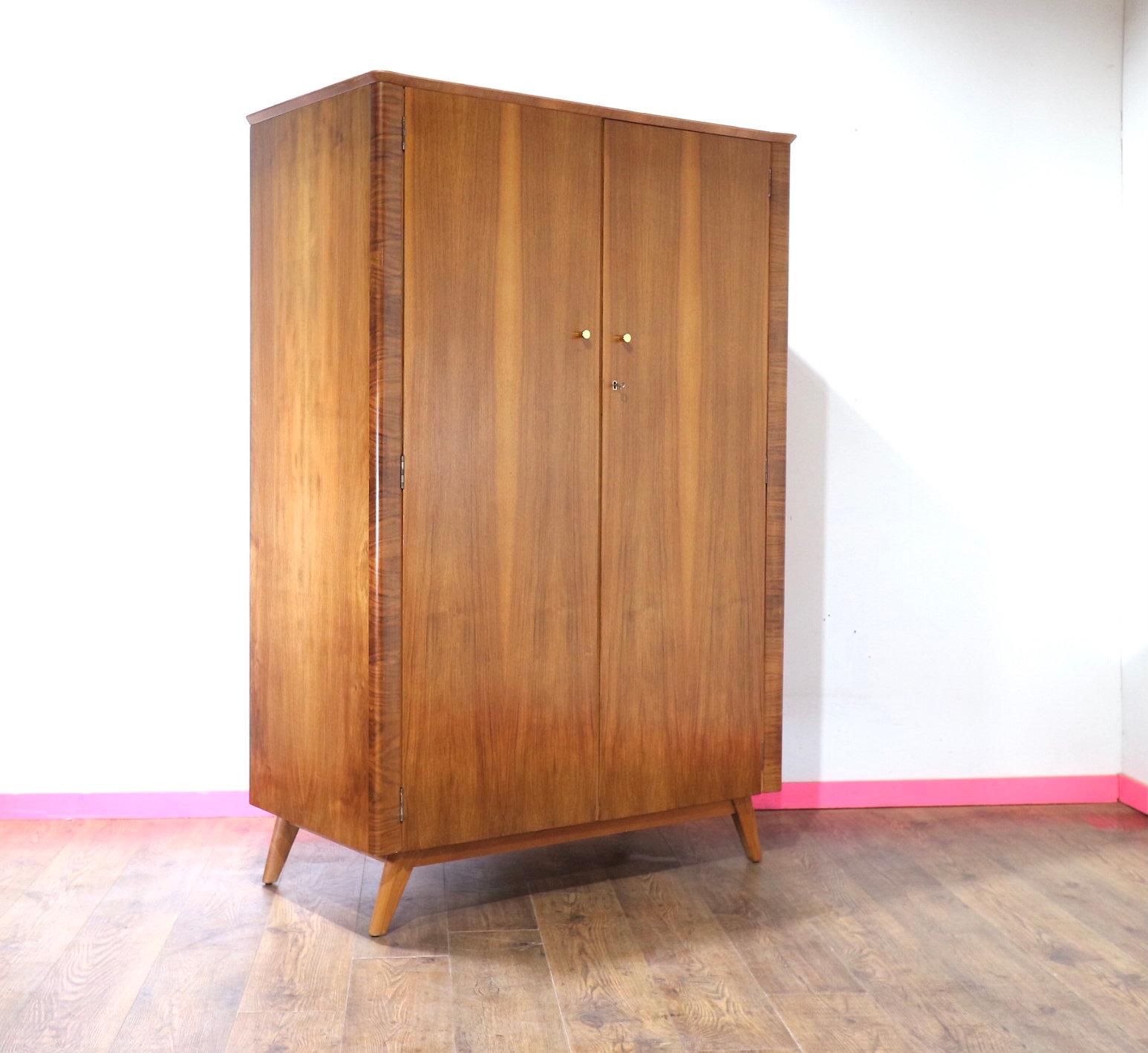 Teck Armoire Vintage Moderne du Milieu du Siècle Armoire Style Danois Meubles de Chambre à Coucher en vente