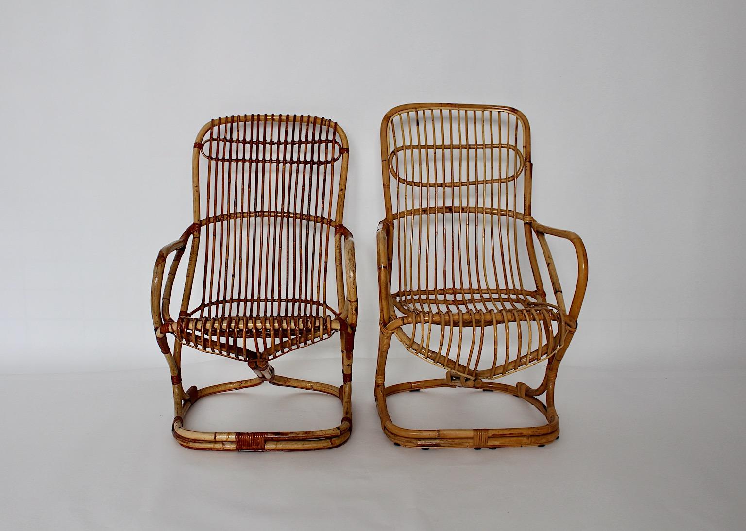 Mid-Century Modern Riviera Stil Vintage gebogenen Bambus Rattan Satz von zwei Garten Terrasse Sessel oder Lounge Stühle entworfen, 1960er Jahre, Italien.

Das Set aus Rattansesseln wirkt durch seine schöne Form und seine natürliche Ausstrahlung sehr