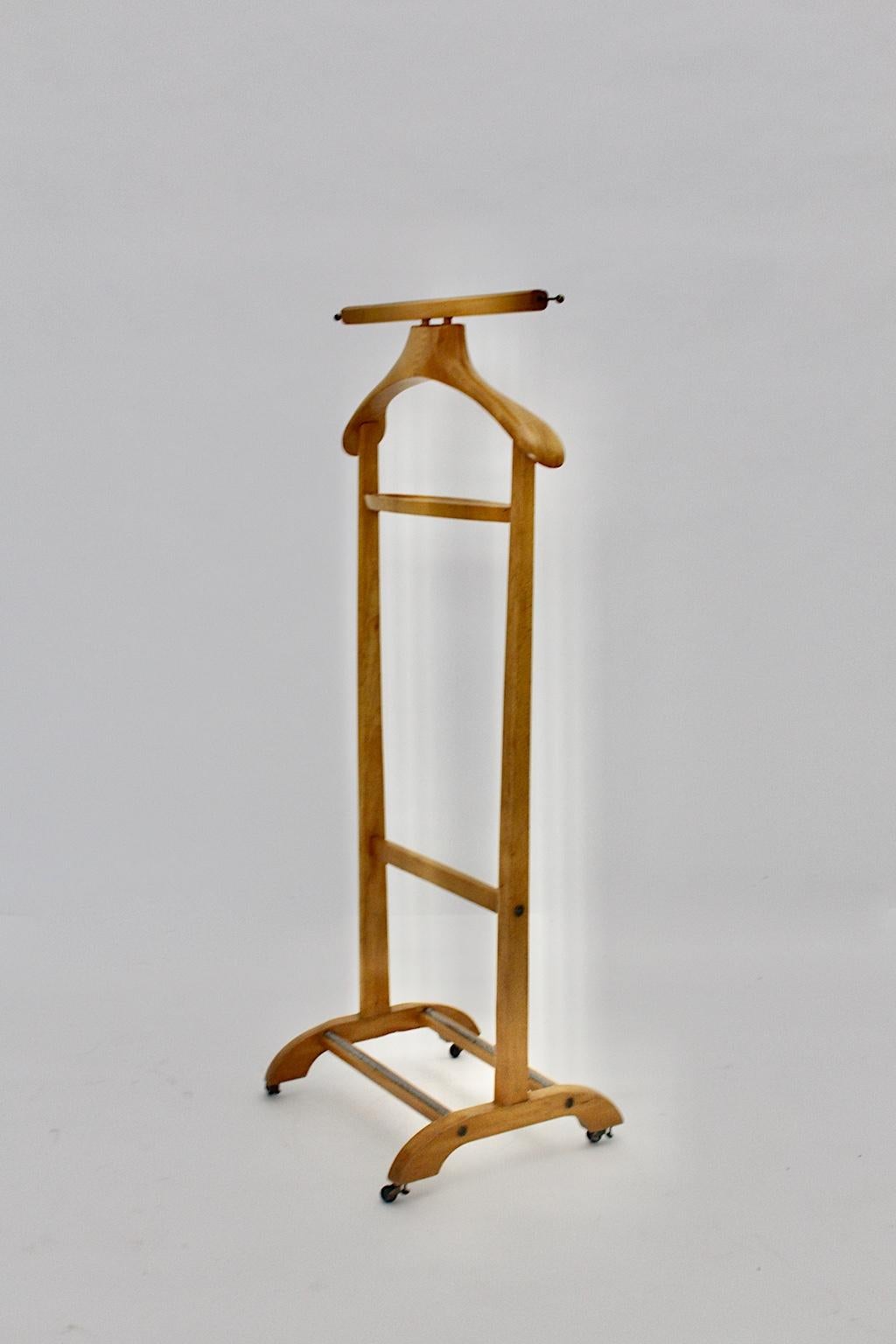 A Mid-Century Modern vintage beech valet, in the style of Ico and Luisa Parisi, by Reguitti, circa 1958, Italy and manufactured by Fratelli Reguitti, Italy. The manufacturer name is stamped into the wood.
The valet was made out of solid beech with