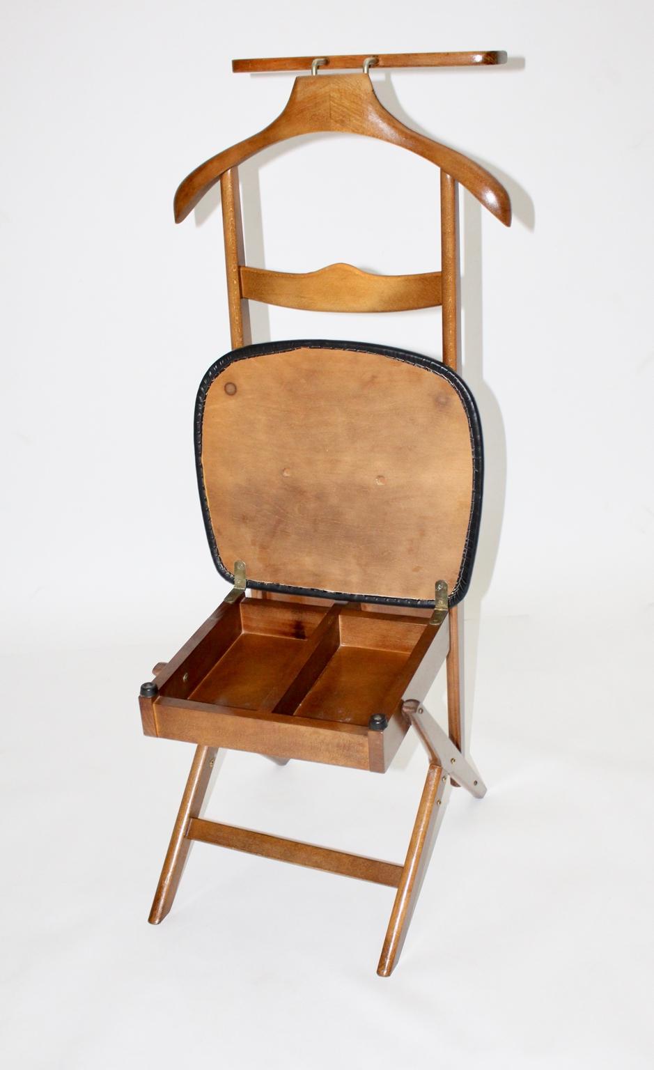 Mid century modern vintage beech valet chair was designed by Ico & Luisa Parisi attributed, Italy, 1960s and executed by Fratelli Reguitti, Italy.
An extraordinary gentlemen valet from plywood, solid beech and brass details.
The seat flap is covered