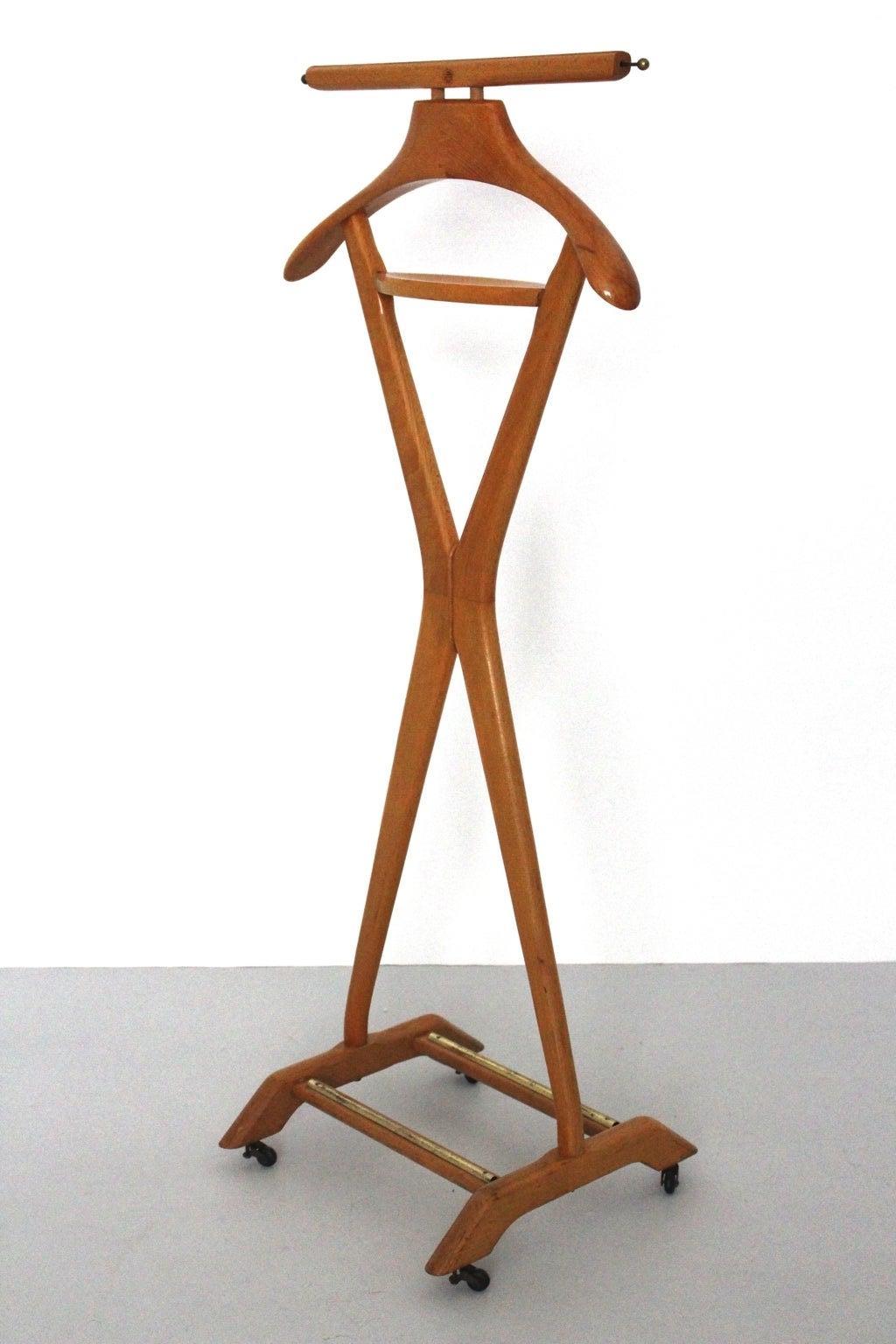 A Mid-Century Modern vintage beech valet, Style Ico and Luisa Parisi, 1950s Italy. The valet shows amazing design features like a reduced X-form and gives an idea of the Italian design of the 1950s.
Produced by Fratelli Reguitti, Italy.
Marked