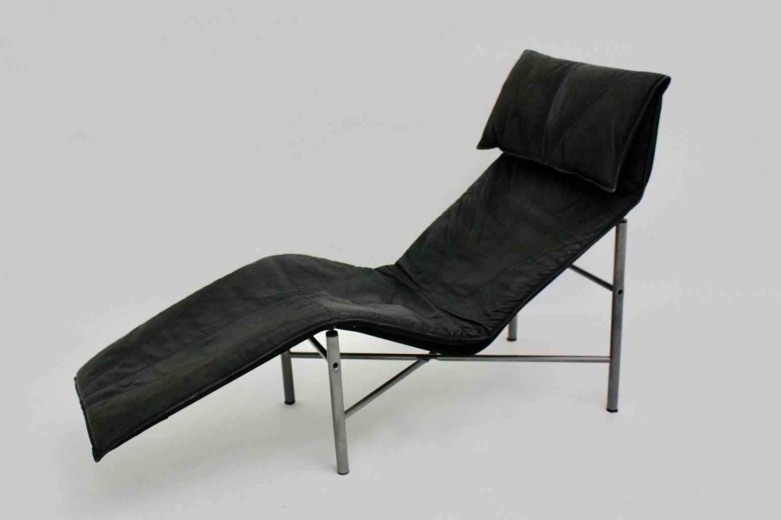 Swedish Mid-Century Modern Vintage Black Leather Chaise Longue by Tord Bjorklund, 1970 For Sale