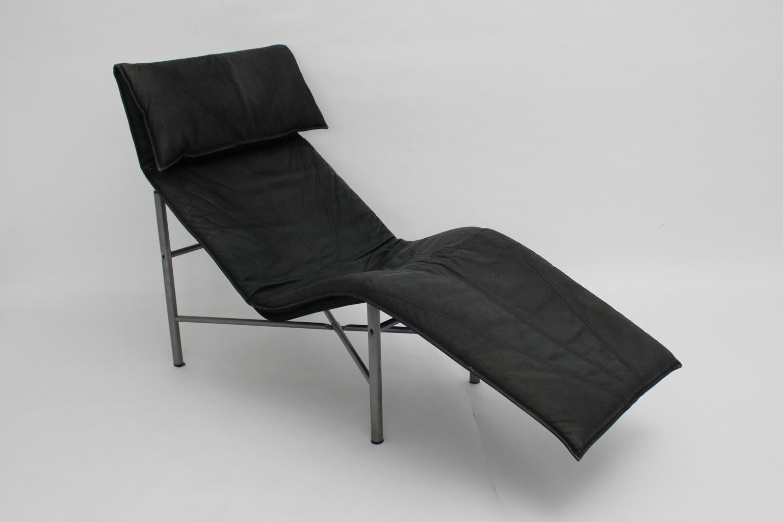 Mid-Century Modern Vintage Black Leather Chaise Longue by Tord Bjorklund, 1970 In Good Condition For Sale In Vienna, AT